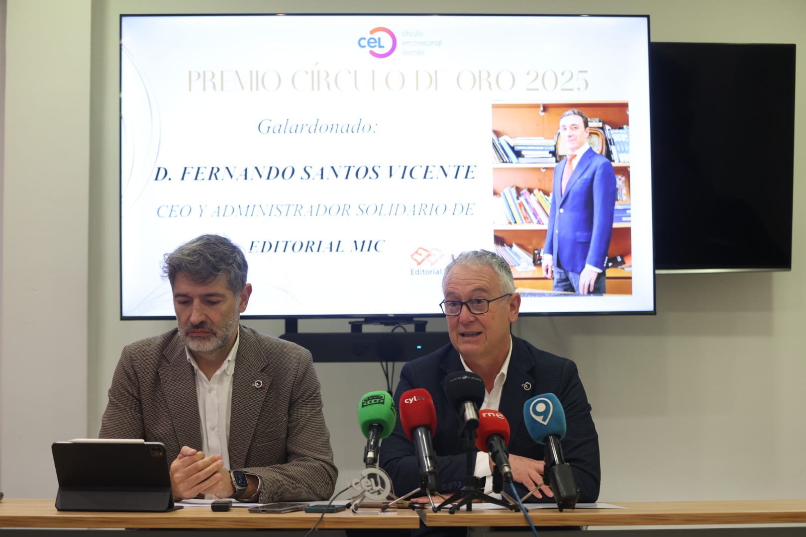 Julio César Álvarez, presidente del CEL, y Nicesio Álvarez, secretario general de  Círculo de Empresarial Leonés, en el anuncio oficial del galardón del Premio Círculo de Oro del año 2025. | FERNANDO OTERO