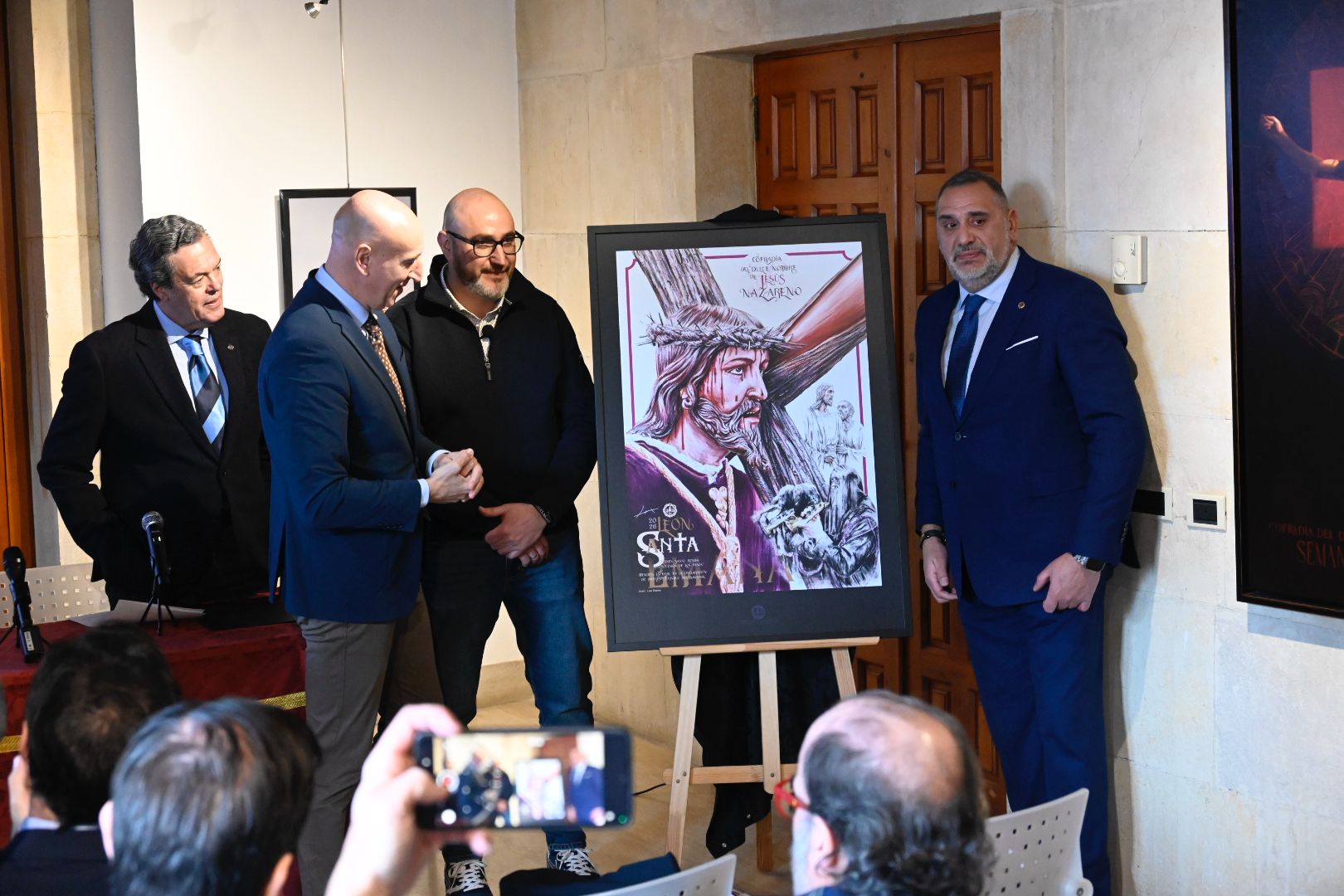 El alcalde, José Antonio Diez, y el abad, Miguel Urdiales, presentan el cartel junto al autor, Luis Miguel Robles. | SAÚL ARÉN