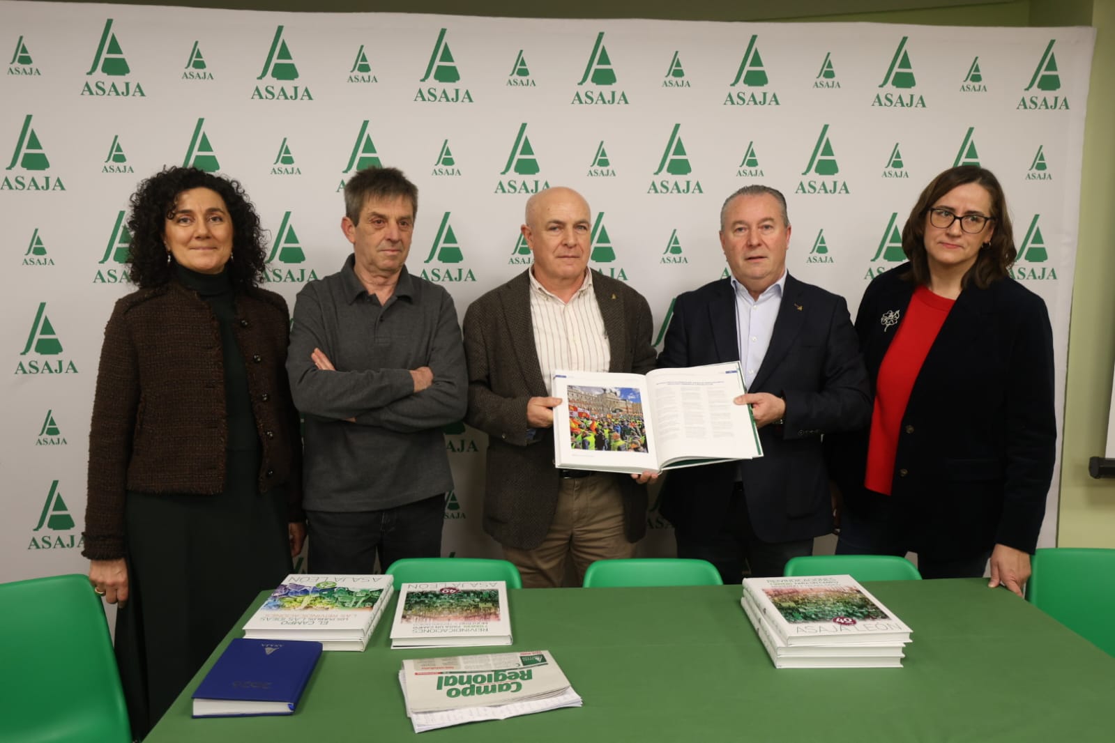 Miembros de la directiva autonómica de Asaja presentan el libro en León. | FERNANDO OTERO
