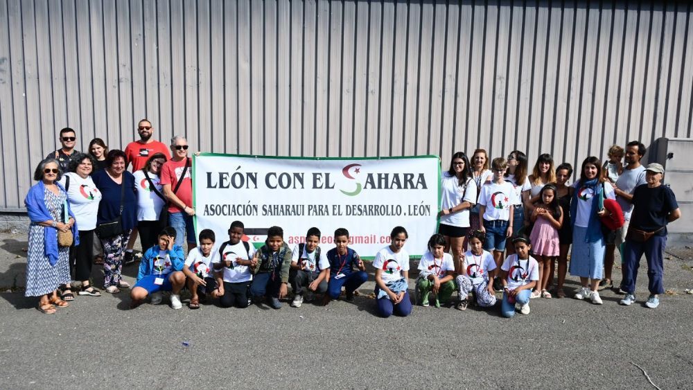 El grupo de niños y niñas saharauis que llegaron el verano pasado a León posan sus familias de acogida. | SAÚL ARÉN