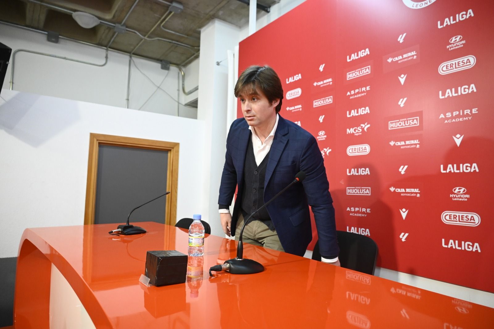 Manzanera se sienta durante su comparecencia con la Cultural. | SAÚL ARÉN