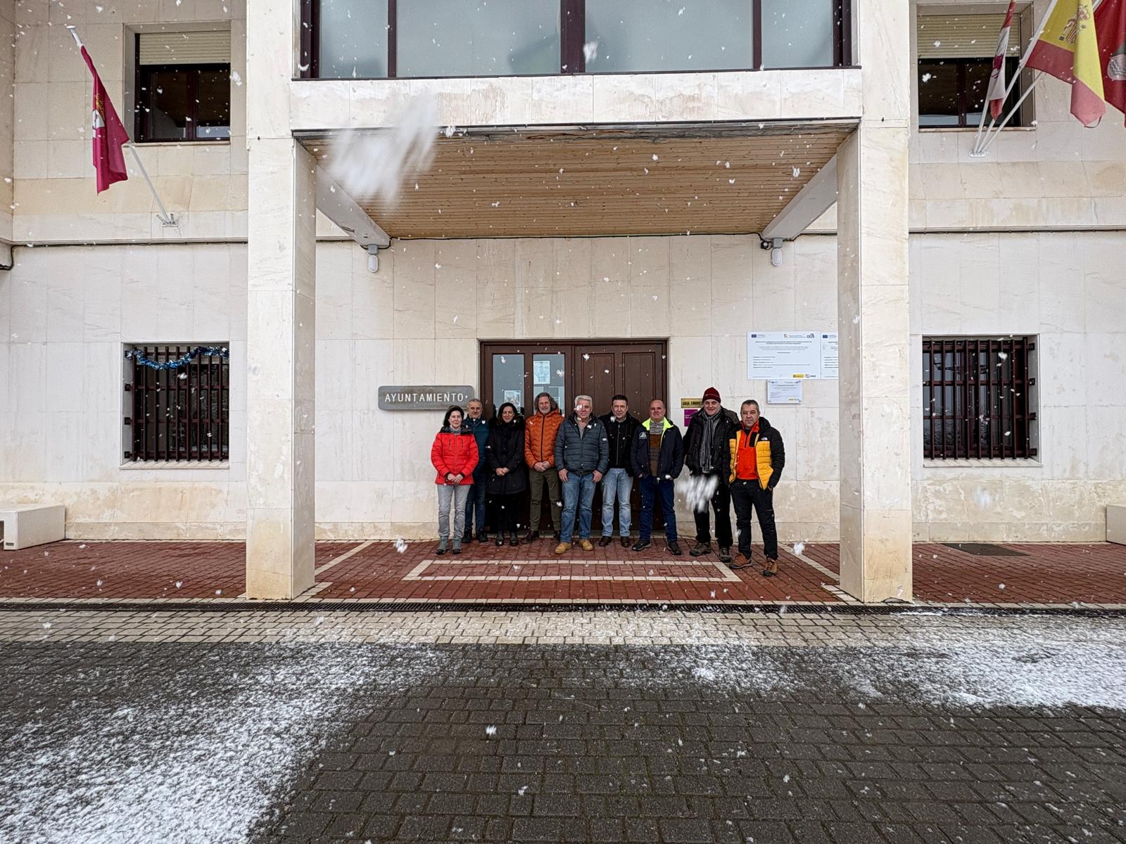 La candidata de UPL junto a otros cargos públicos de la formación leonesista en la visita a Riaño.