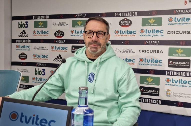El director deportivo de la Ponferradina, José Sietes, en rueda de prensa. | R.F.