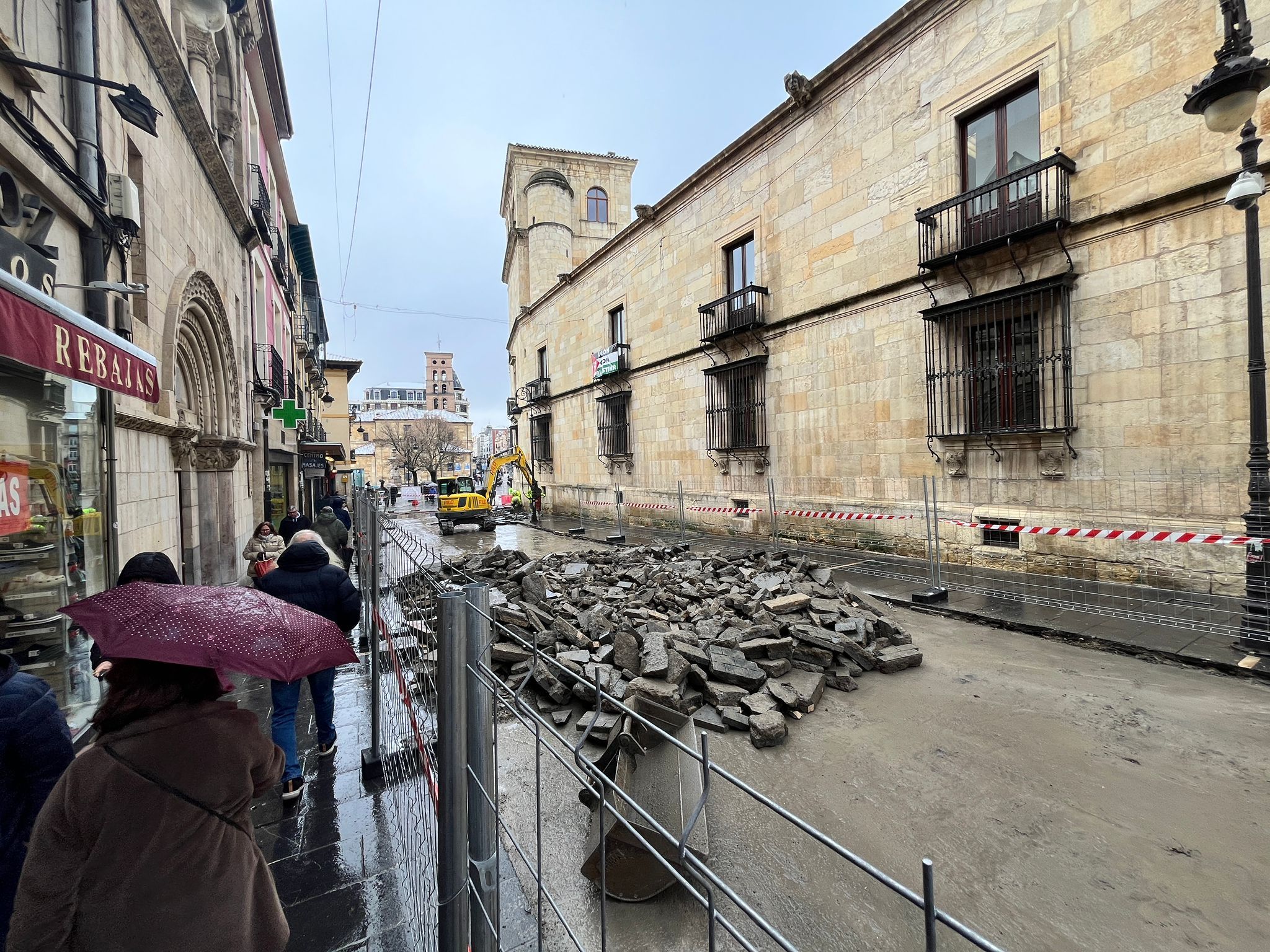 El pavimento de la calle Ancha, en su parte inicial junto al Palacio de los Guzmanes, está ya totalmente levantado. | SAÚL ARÉN