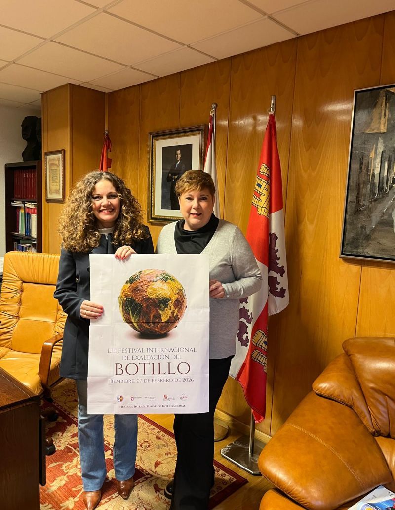 La alcaldesa Silvia Cao y la concejala Belén Martín presentan la edición del festival.
