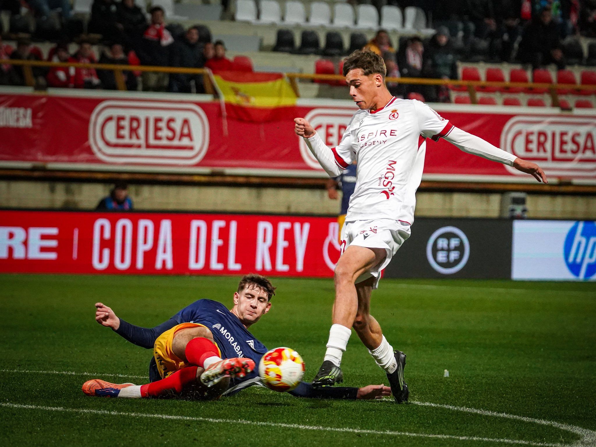 Marcos de la Riva se zafa de un rival del Andorra en su partido de Copa. | CYD