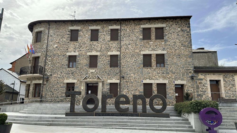 Fachada del Ayuntamiento de Toreno con un letrero con su nombre.