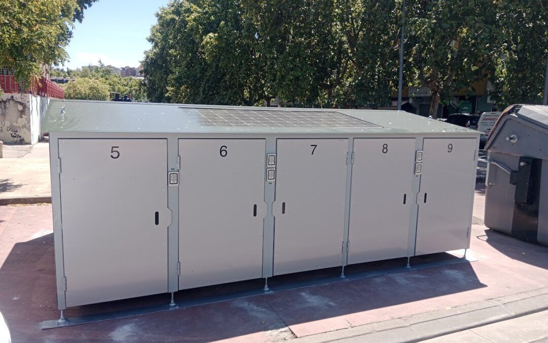 Uno de los aparcabicis cubiertos de Ponferrada, en la calle Huertas.