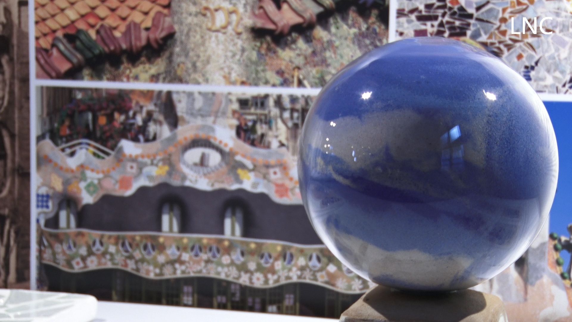 "Una exposición para tocar" los mosaicos de Gaudí en la Casa Botines