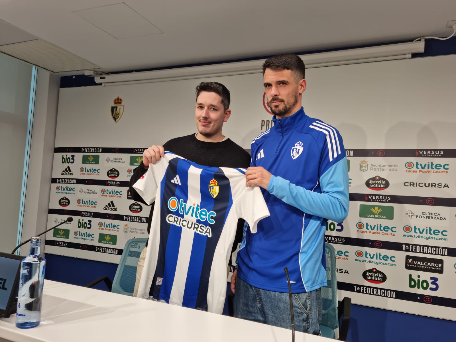 Erik Morán durante su presentación con la Ponferradina. RAÚL FERNÁNDEZ
