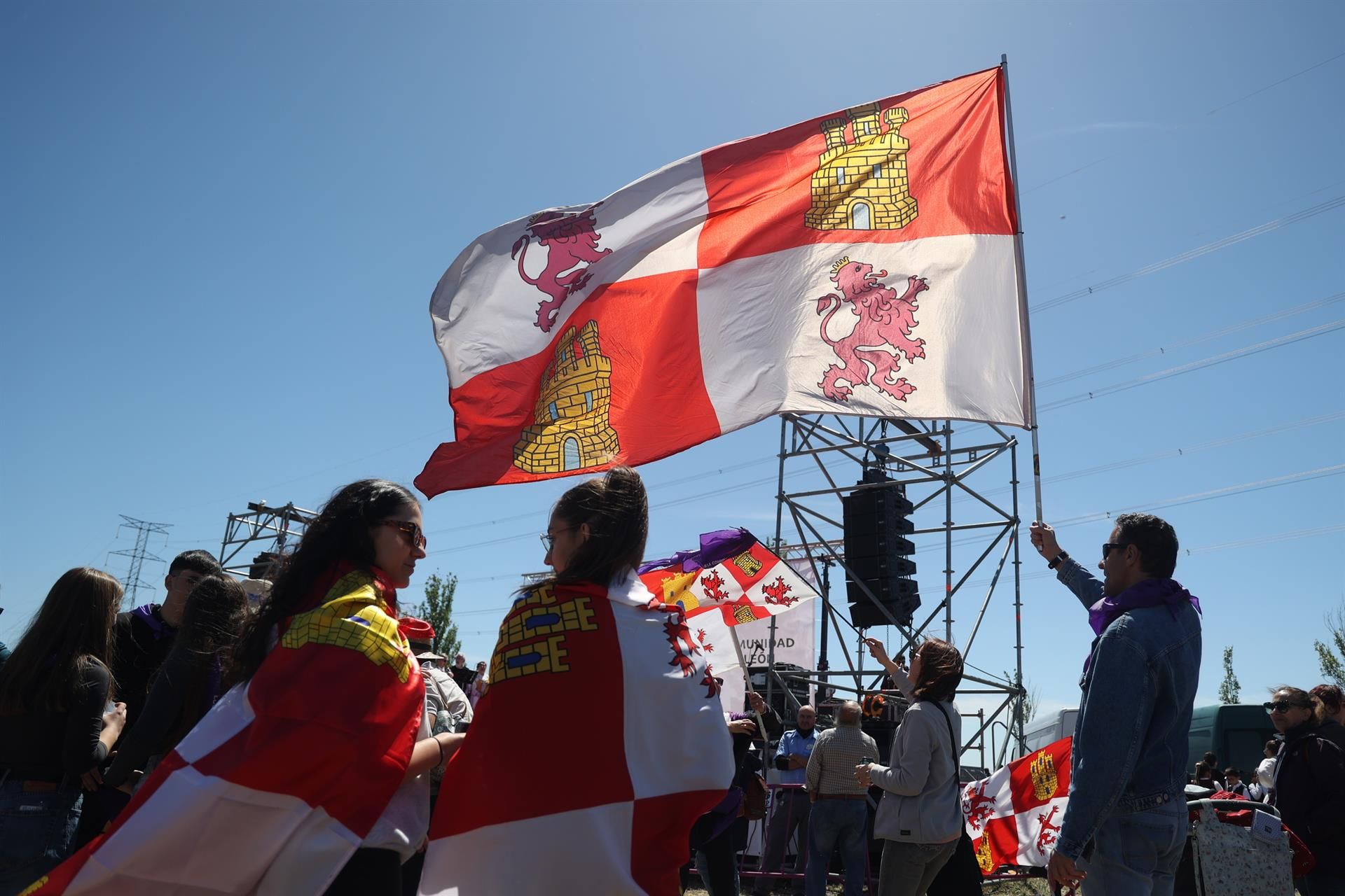 Una persona sujeta una bandera de Castilla y León durante la festividad del Día de Castilla y León, a 23 de abril de 2024, en Villalar de los Comuneros, | CLAUDIA ALBA (EUROPA PRESS)