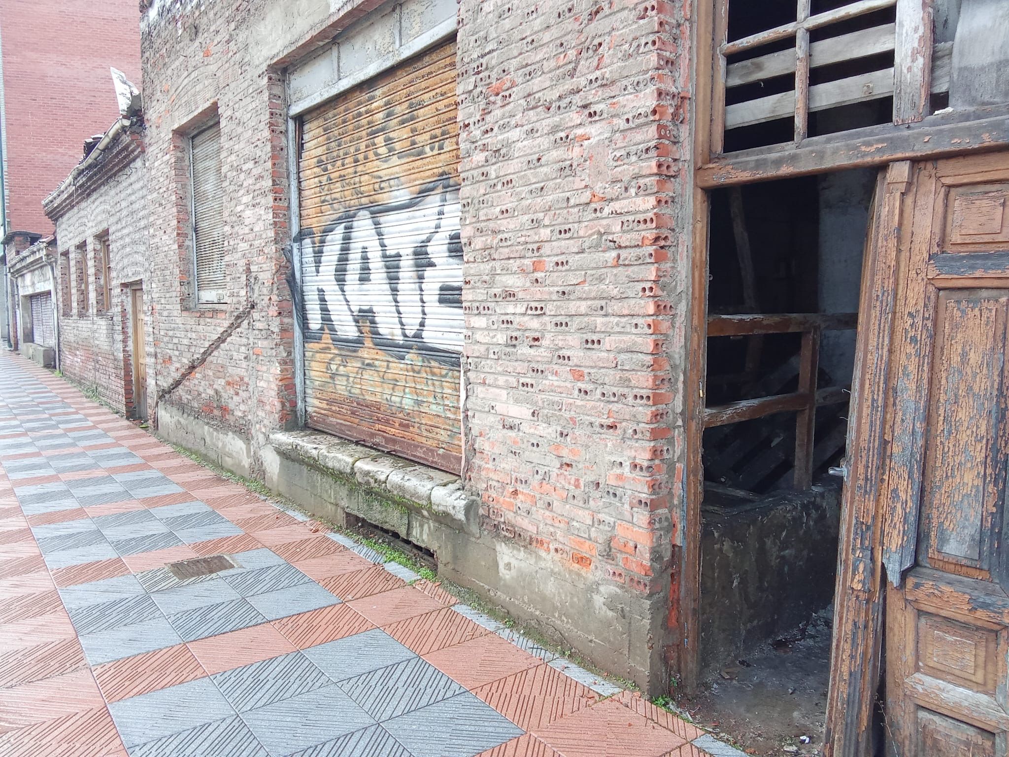 El PP pide que se tapie el edificio para evitar nuevas ocupaciones ilegales. | L.N.C. El PP pide que se tapie el edificio para evitar nuevas ocupaciones ilegales. | L.N.C.