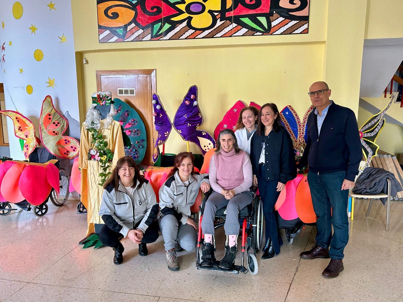 Ana Gancedo, en la silla de ruedas, junto a trabajadoras y Escuredo y Álvarez. | L.N.C.