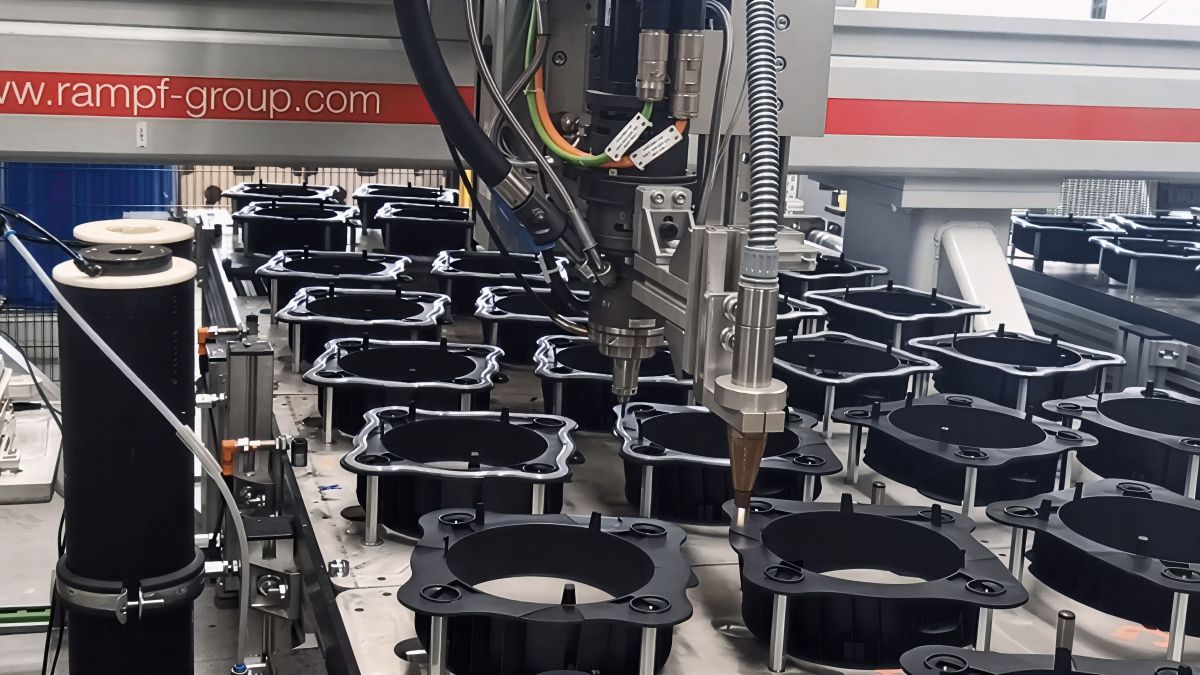 Continuamente incorporando otras tecnologías como la aplicación de poliuretano para estanqueidad e insonorización.