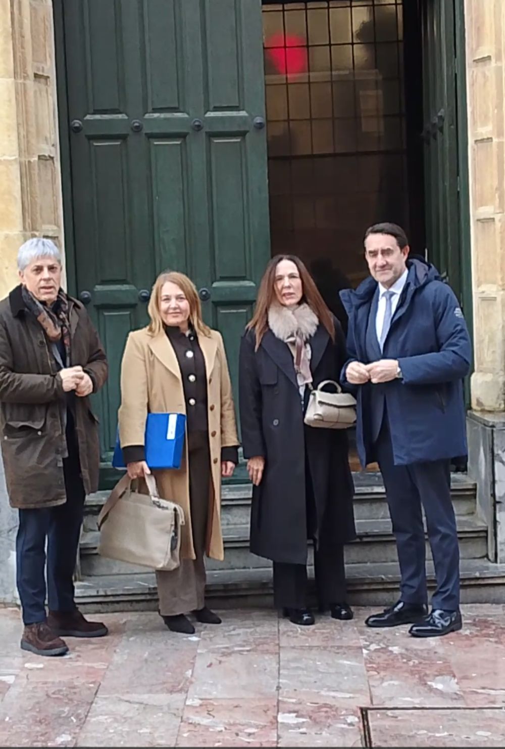 El presidente de la gestora del PP de León, Juan Carlos Suárez-Quiñones, junto a la cabeza de lista, María José Álvarez Casais, y otros miembros de la candidatura durante el registro oficial ante la Junta Electoral Provincial | L.N.C.