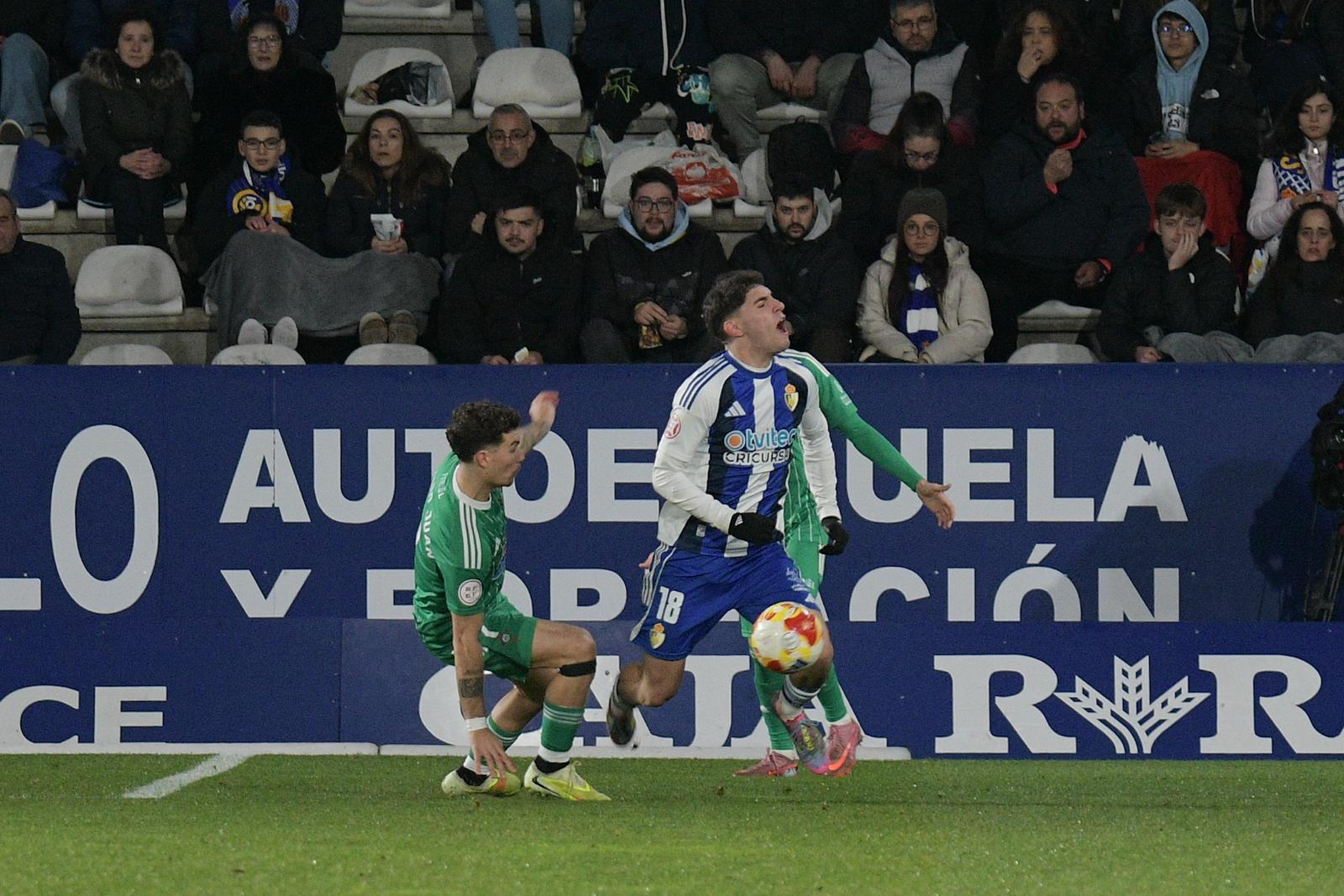 La Ponferradina jugará cuatro partidos consecutivos a partir de las 20.30 horas. ENRIQUE RAMÓN