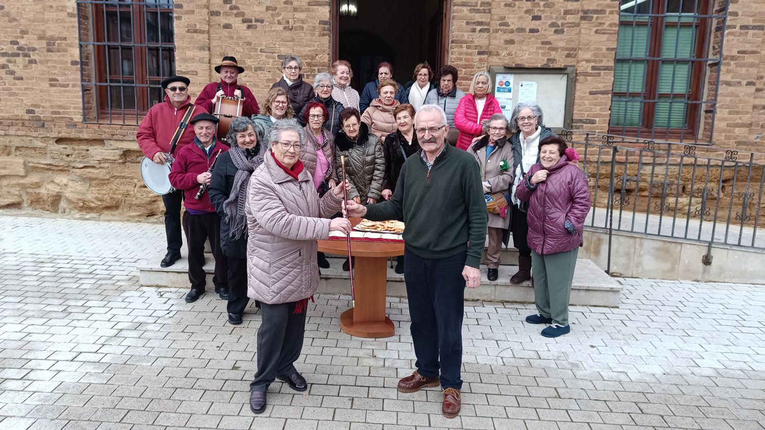 María Rosa Fernández Vázquez recogiendo el bastón de mando de manos de Urbano Seco. | L.N.C.