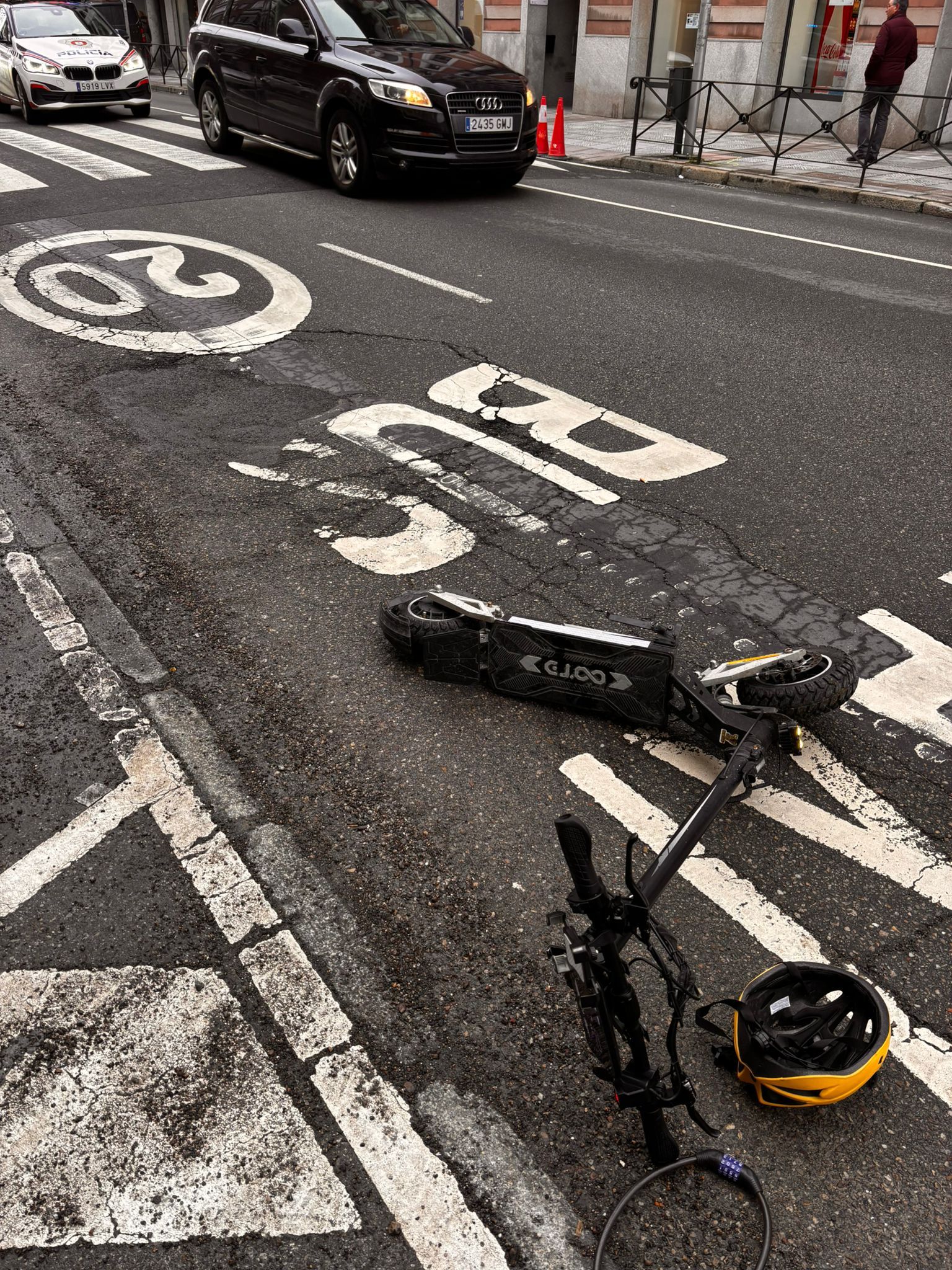 Patinete en el suelo tras caer en el bache de la avenida Álvaro López Núñez.