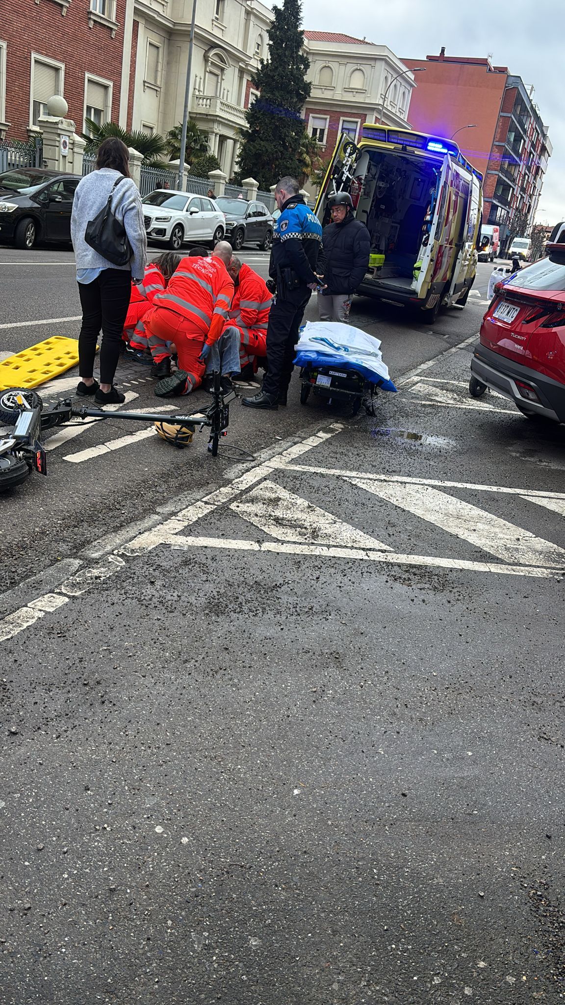La ambulancia atendiendo al herido.