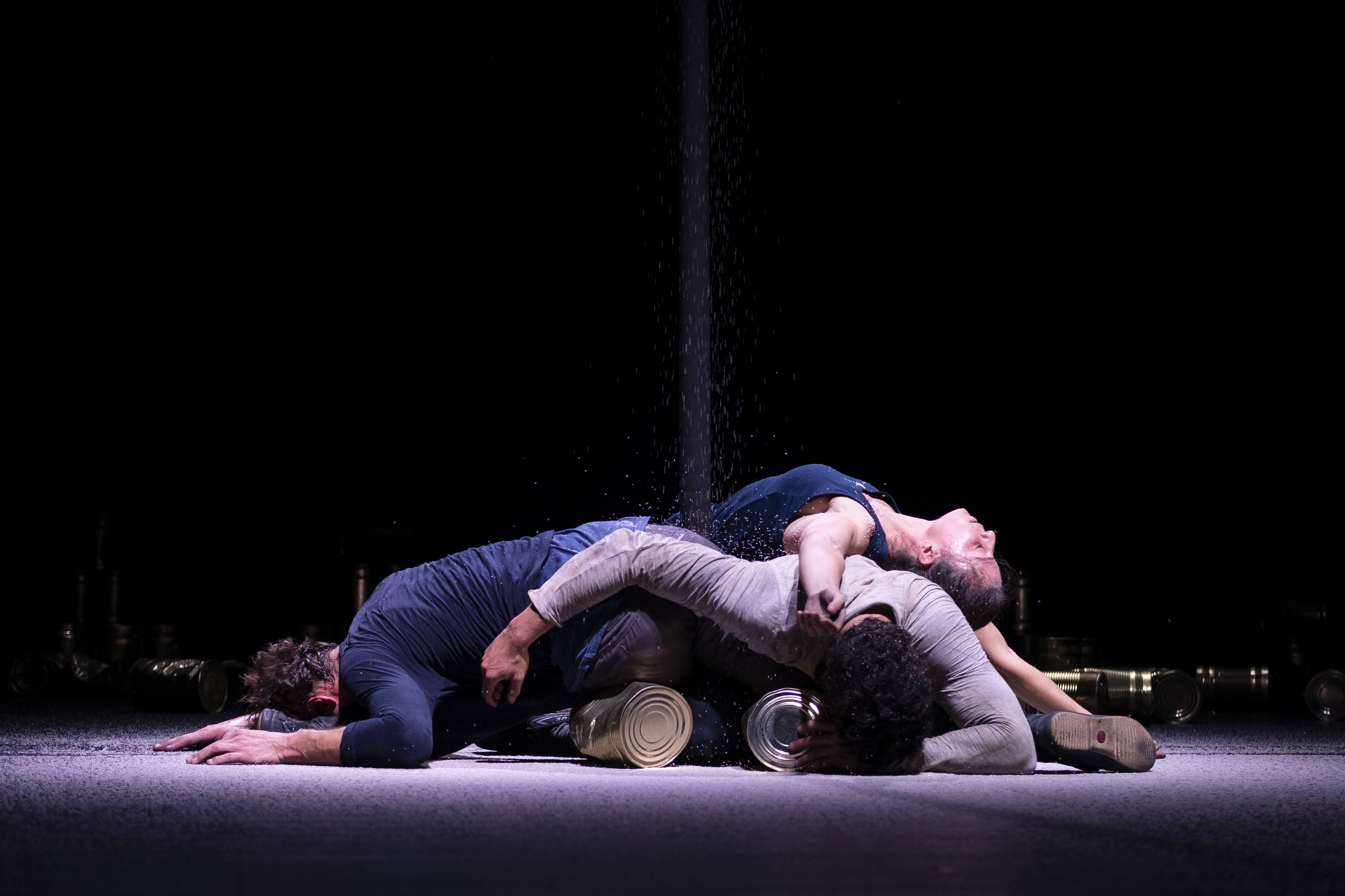 'Latas' combina disciplinas como el circo contemporáneo, el teatro físico y la danza.