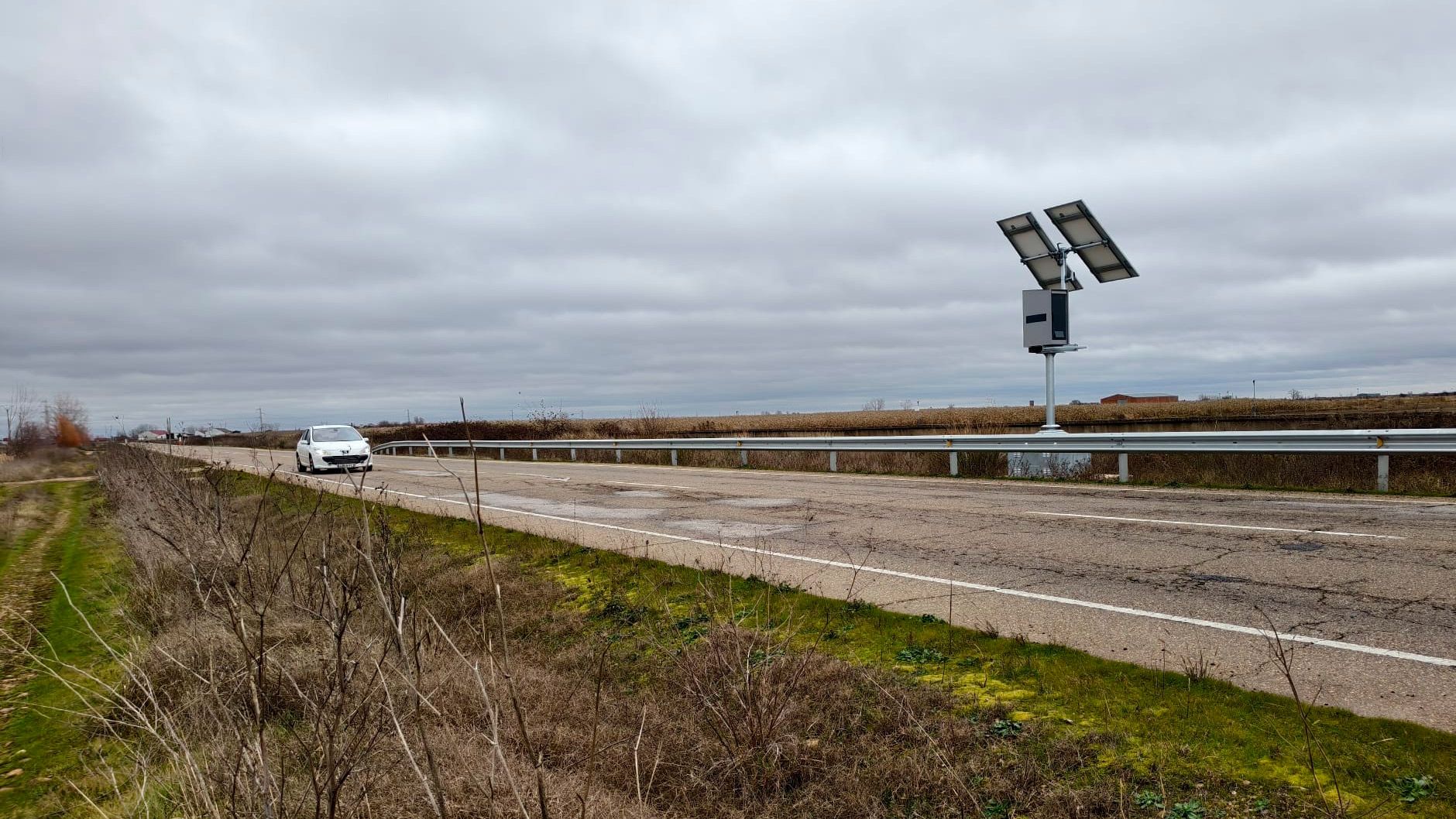 Radar fijo instalado entre el punto kilométrico 30 y 31 de la CL-622 entre Santa María del Páramo y La Bañeza. | ALEJANDRO RODRÍGUEZ