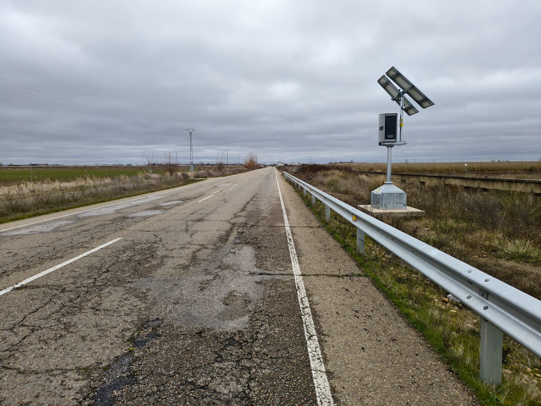 Radar fijo instalado en la CL-622 que multará a ambos sentidos de circulación. | A. RODRÍGUEZ