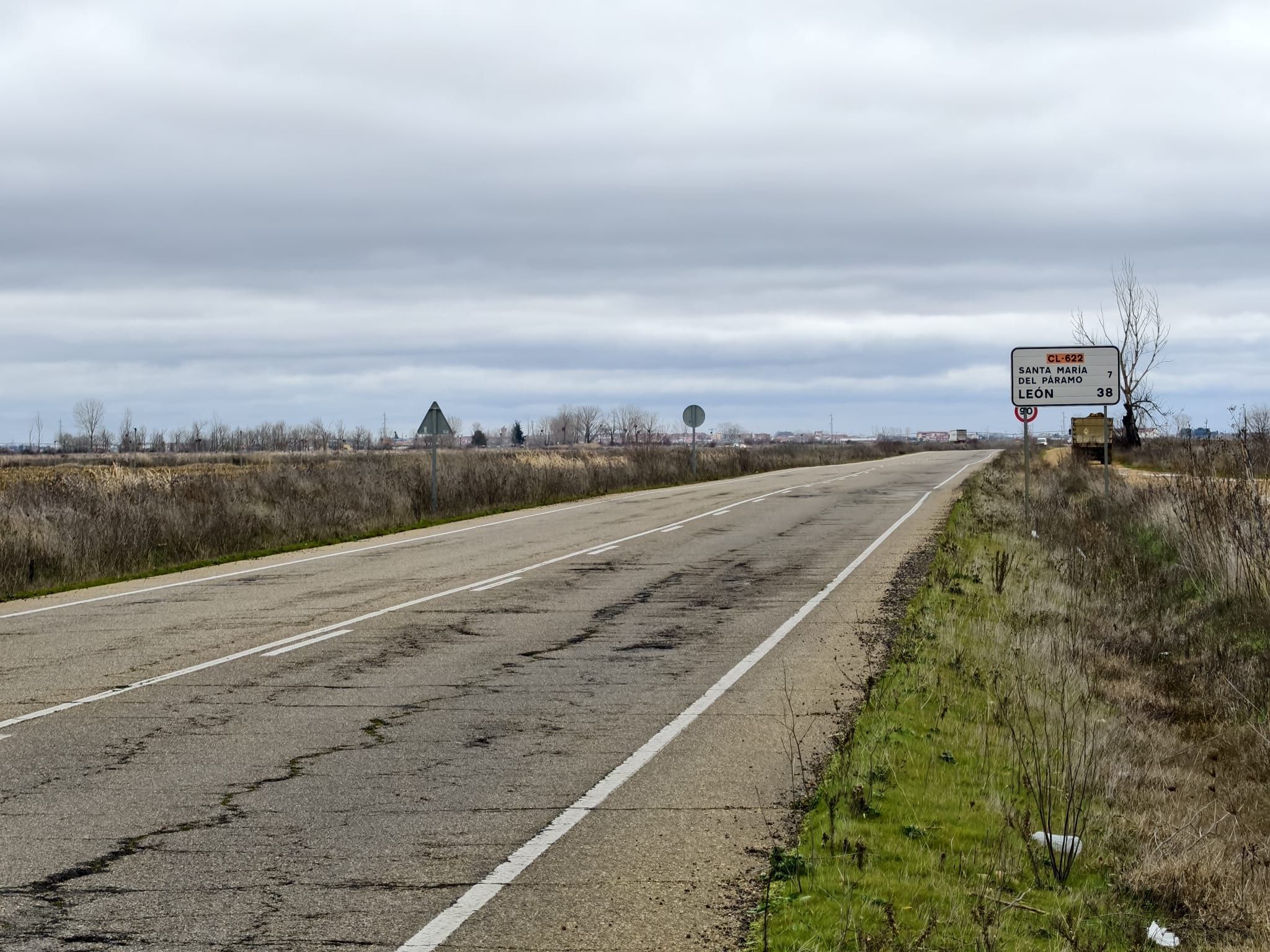 La CL-622 está muy deteriorada entre Santa María y La Bañeza. | ALEJANDRO RODRÍGUEZ