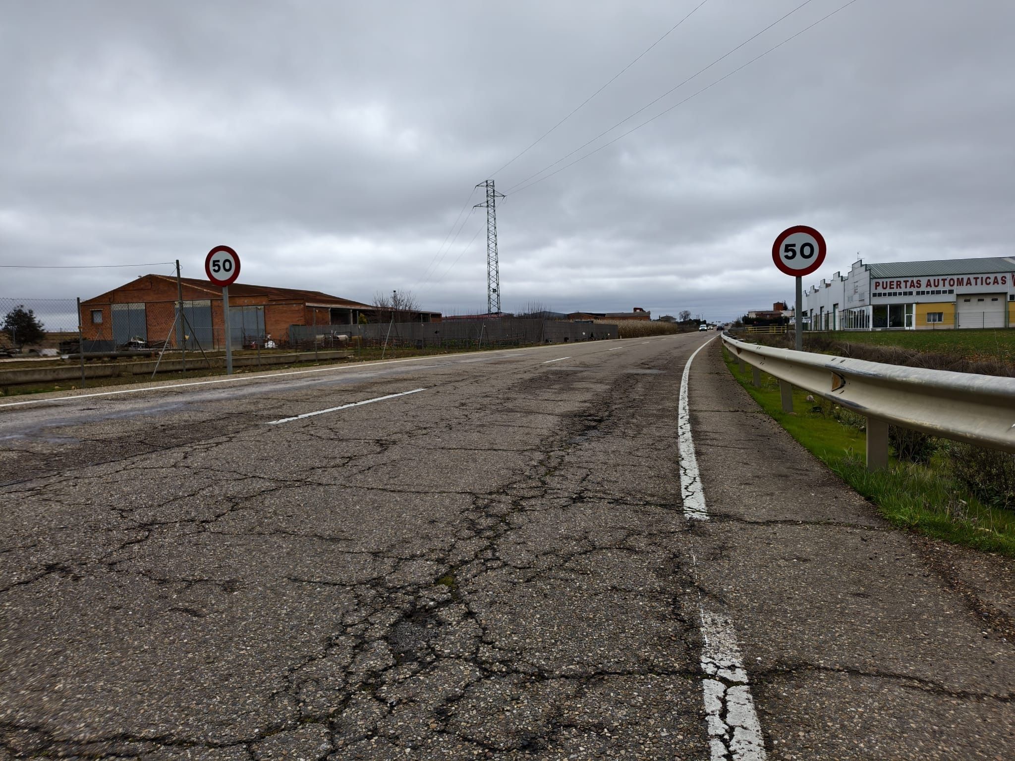 Estado de la vía a su paso por Valdefuentes del Páramo. | ALEJANDRO RODRÍGUEZ