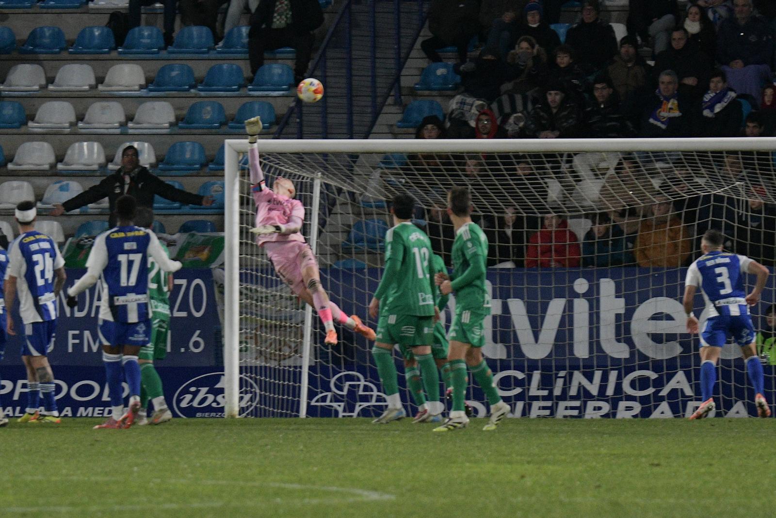 Las actuaciones de Andrés y sus cuatro porterías a cero seguidas le han servido al portero de la Ponferradina para ser el mejor del mes de enero. ENRIQUE RAMÓN