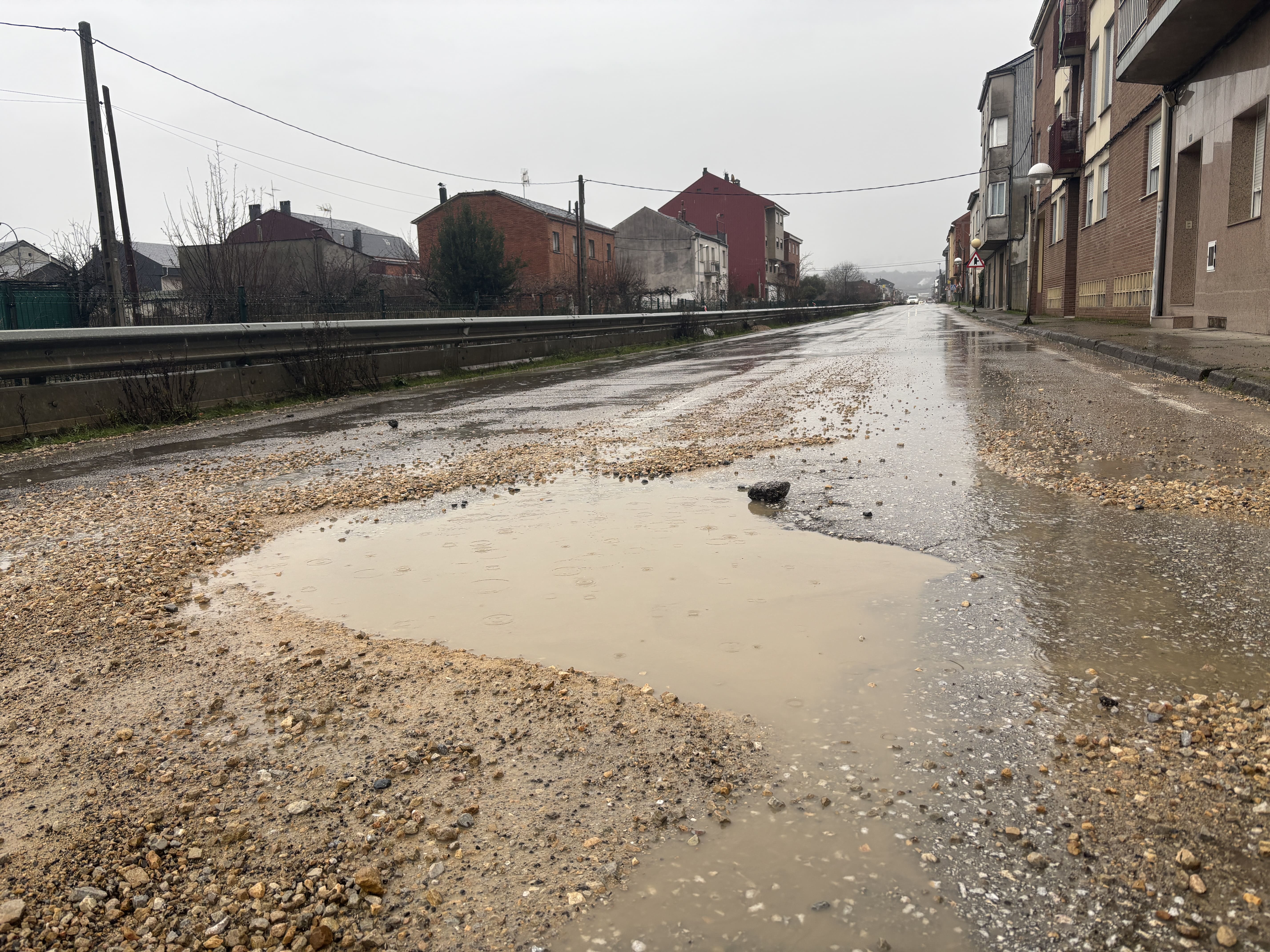 Uno de los múltiples socavones en la carretera del Canal. | JAVIER FERNÁNDEZ Uno de los múltiples socavones en la carretera del Canal. | JAVIER FERNÁNDEZ