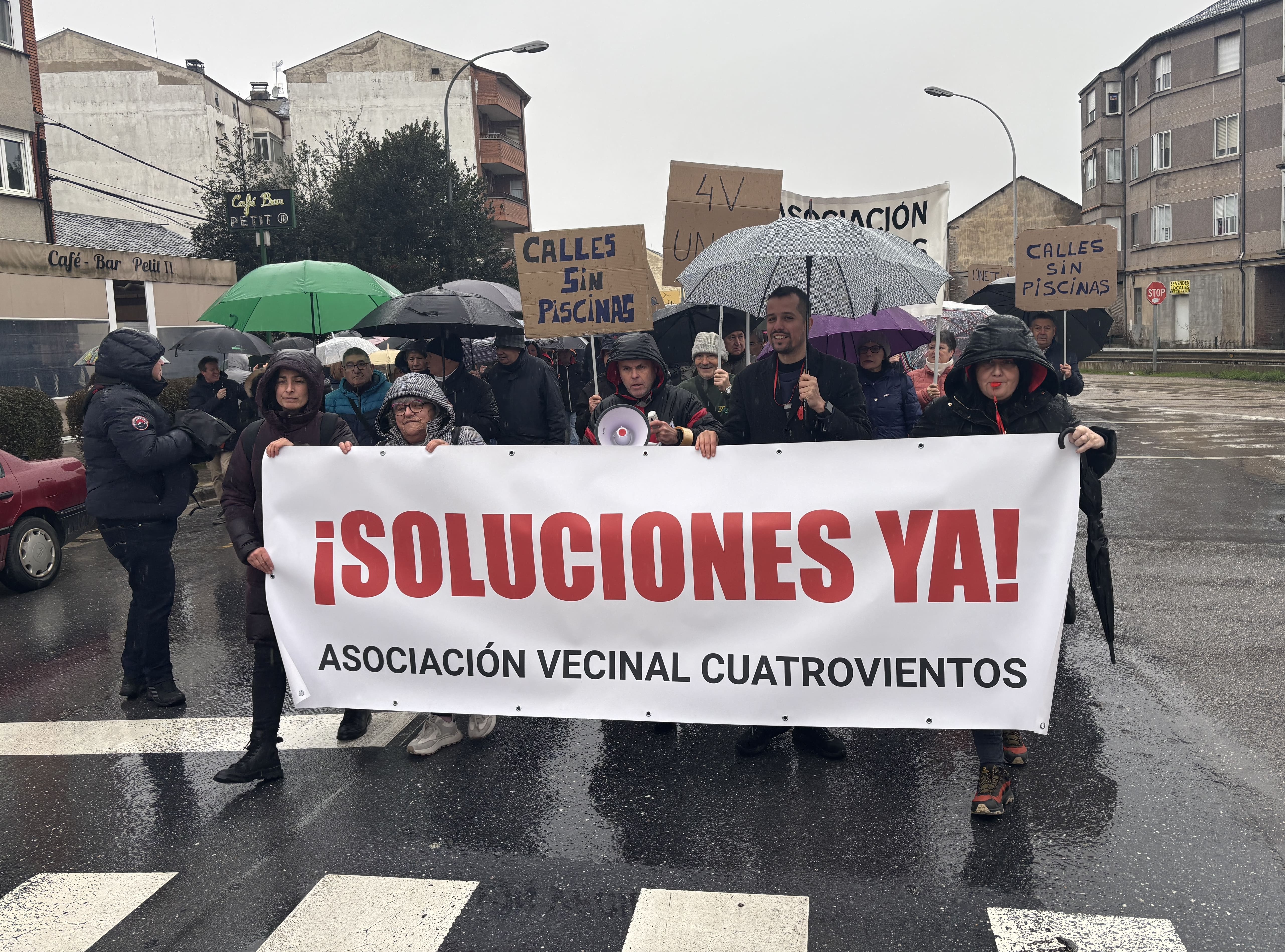 Protesta vecinal en Cuatrovientos por el abandono del barrio. | JAVIER FERNÁNDEZ