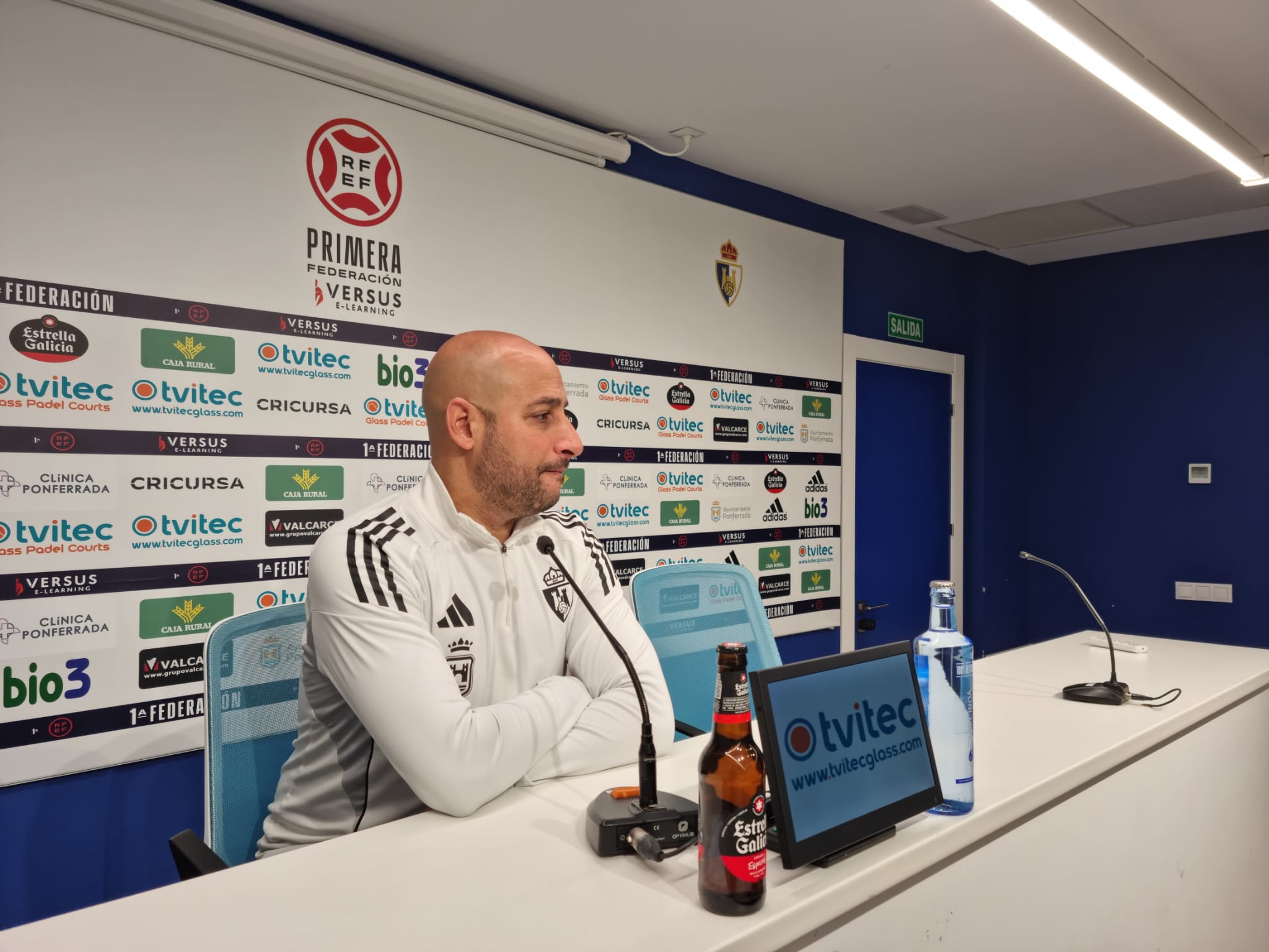 Mehdi Nafti durante la rueda de prensa previa al Celta B en El Toralín. RAÚL FERNÁNDEZ