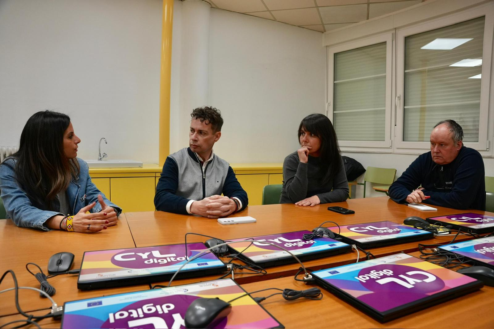 El PSOE de León mantuvo una reunión con el AMPA del IES Obispo Argüelles. 