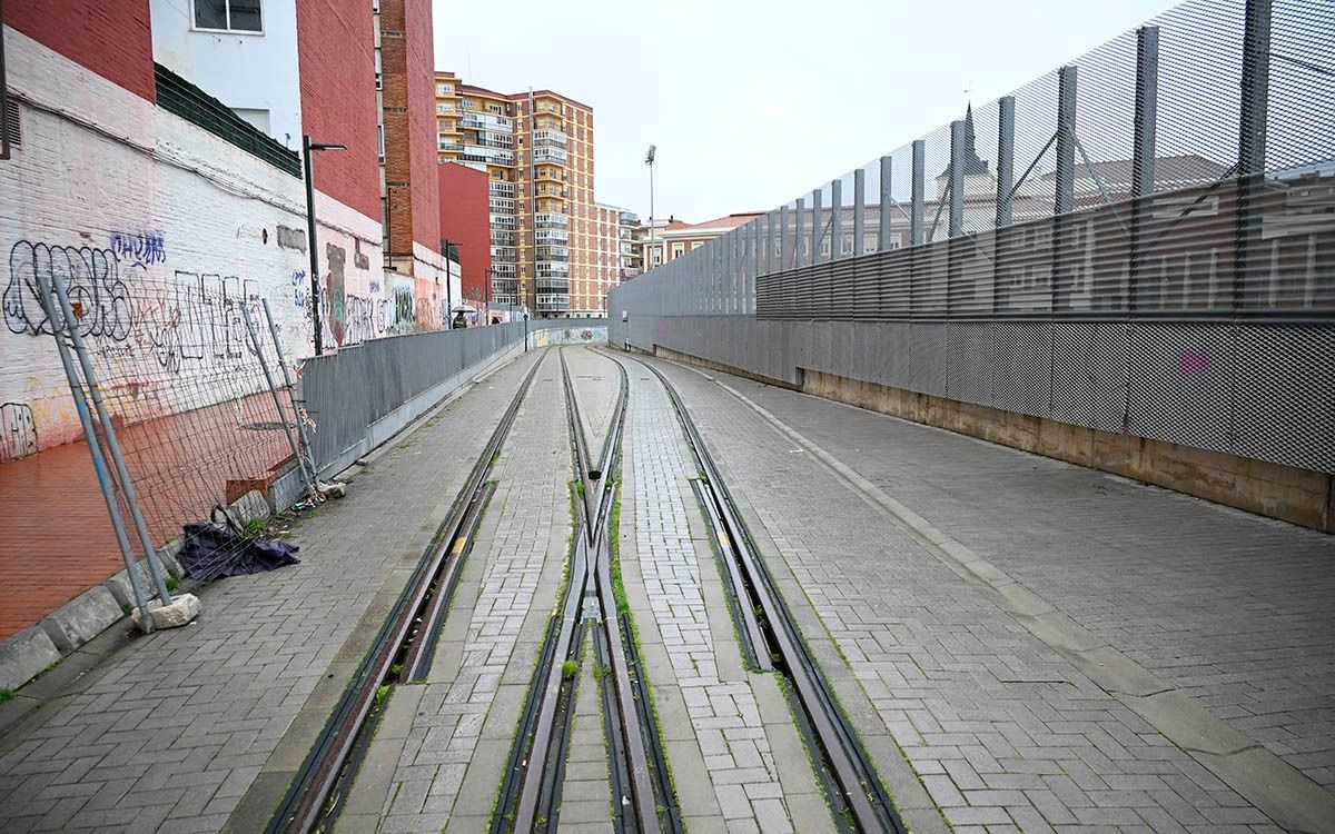 Imagen de la plataforma tranviaria que el Gobierno quiere enterrar en asfalto. | SAÚL ARÉN
