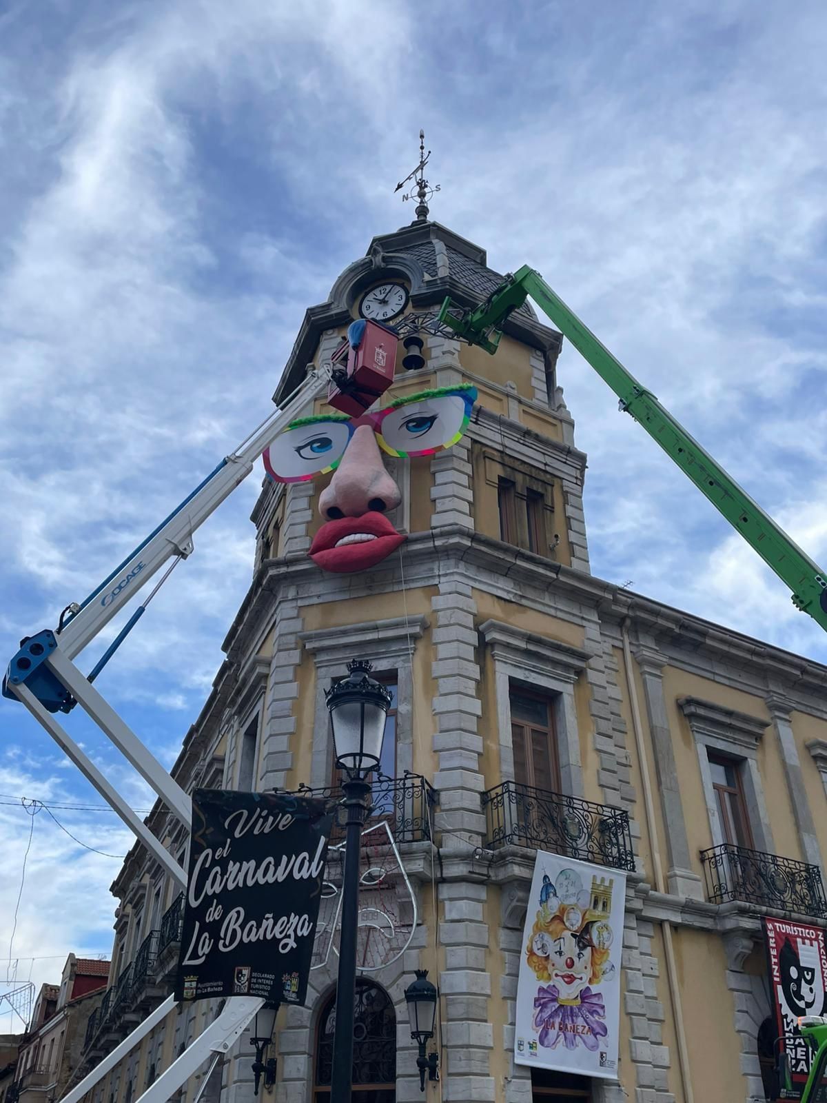 Instalación de la decoración en el Ayuntamiento. | L.N.C.