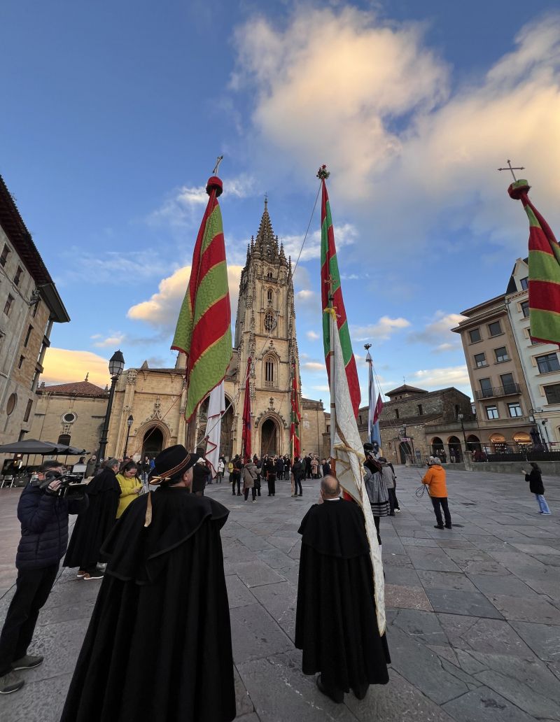 El desfile de pendones y pendonetas. L.N.C.