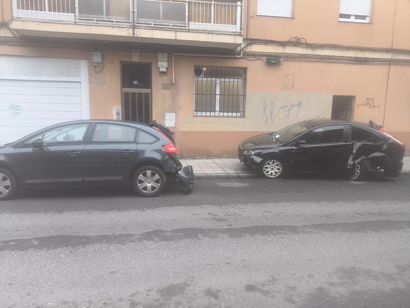 Imagen de dos de los coches afectados por el siniestro que ha tenido lugar en la calle San Tirso. | L.N.C.