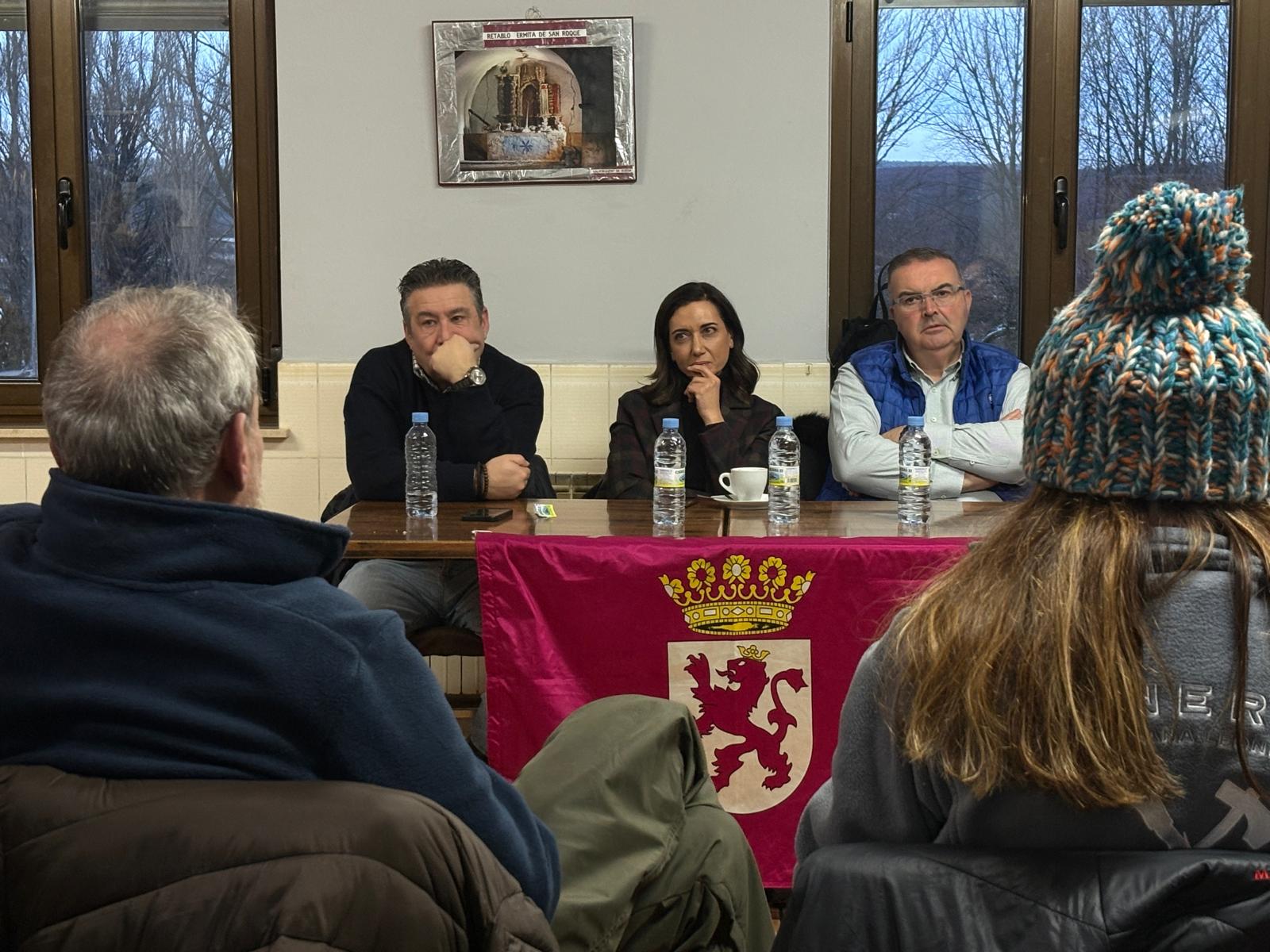 Una imagen de la visita de Gallego junto al número dos de su lista y representante de la montaña oriental leonesa, Luis Mariano Santos, a Valporquero de Rueda. | L.N.C.