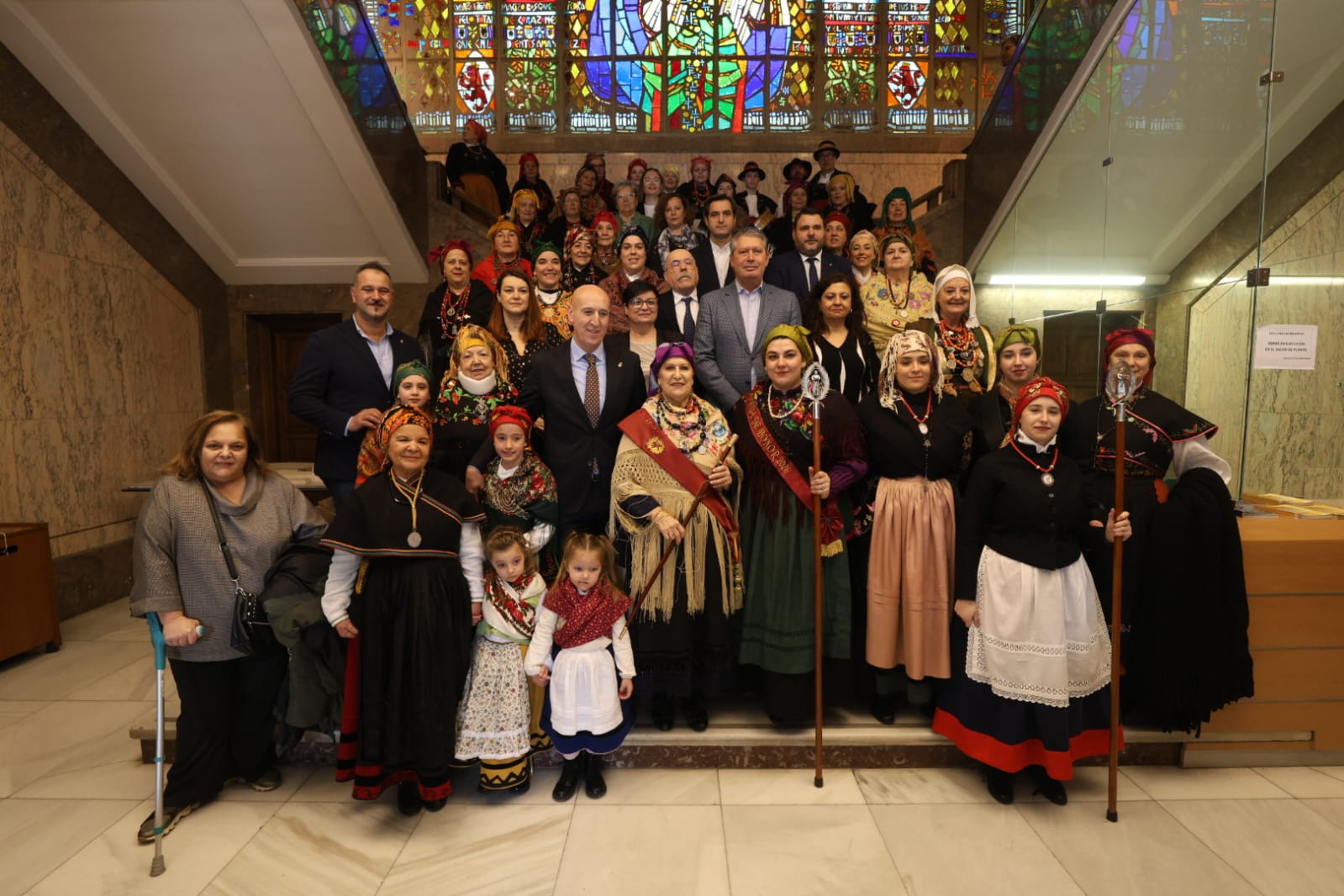 Imagen grupal de la festividad de Santa Águeda en el Ayuntamiento de León. | FERNANDO OTERO