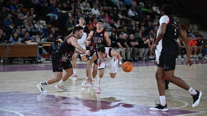 Dídac Cebolla durante uno de los momentos del partido ante Gijón. SAÚL ARÉN