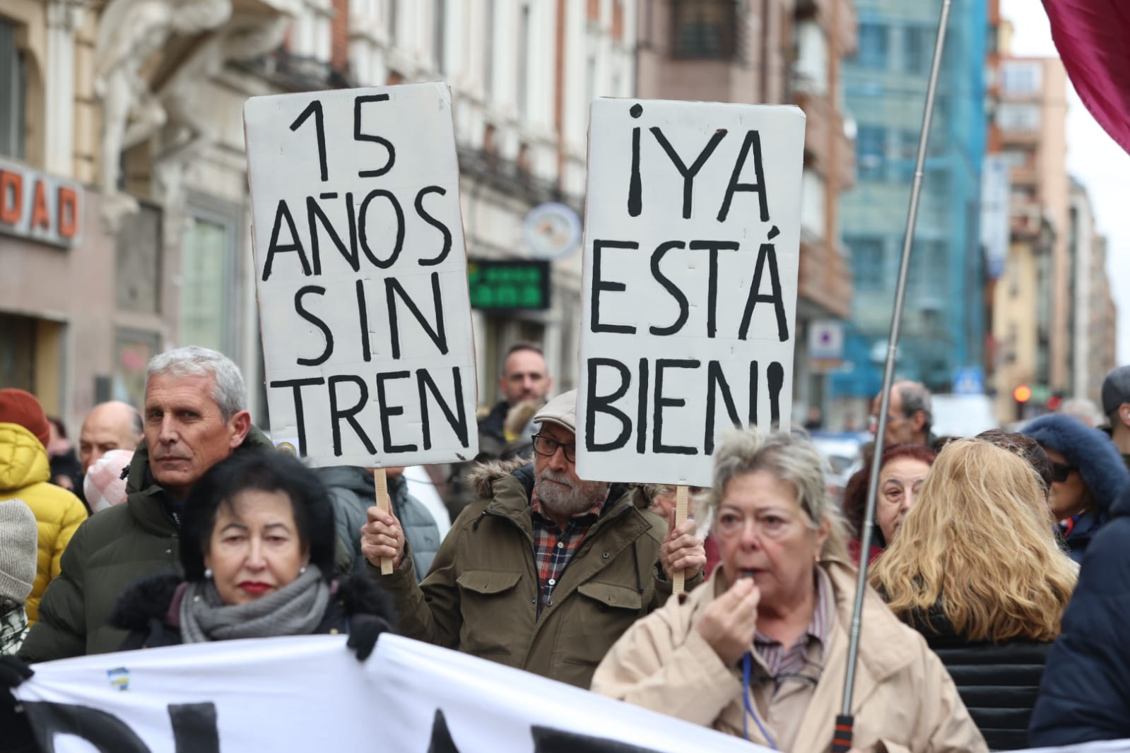 Algunas de las pancartas que pudieron verse este sábado en defensa de la integración de Feve. | FERNANDO OTERO