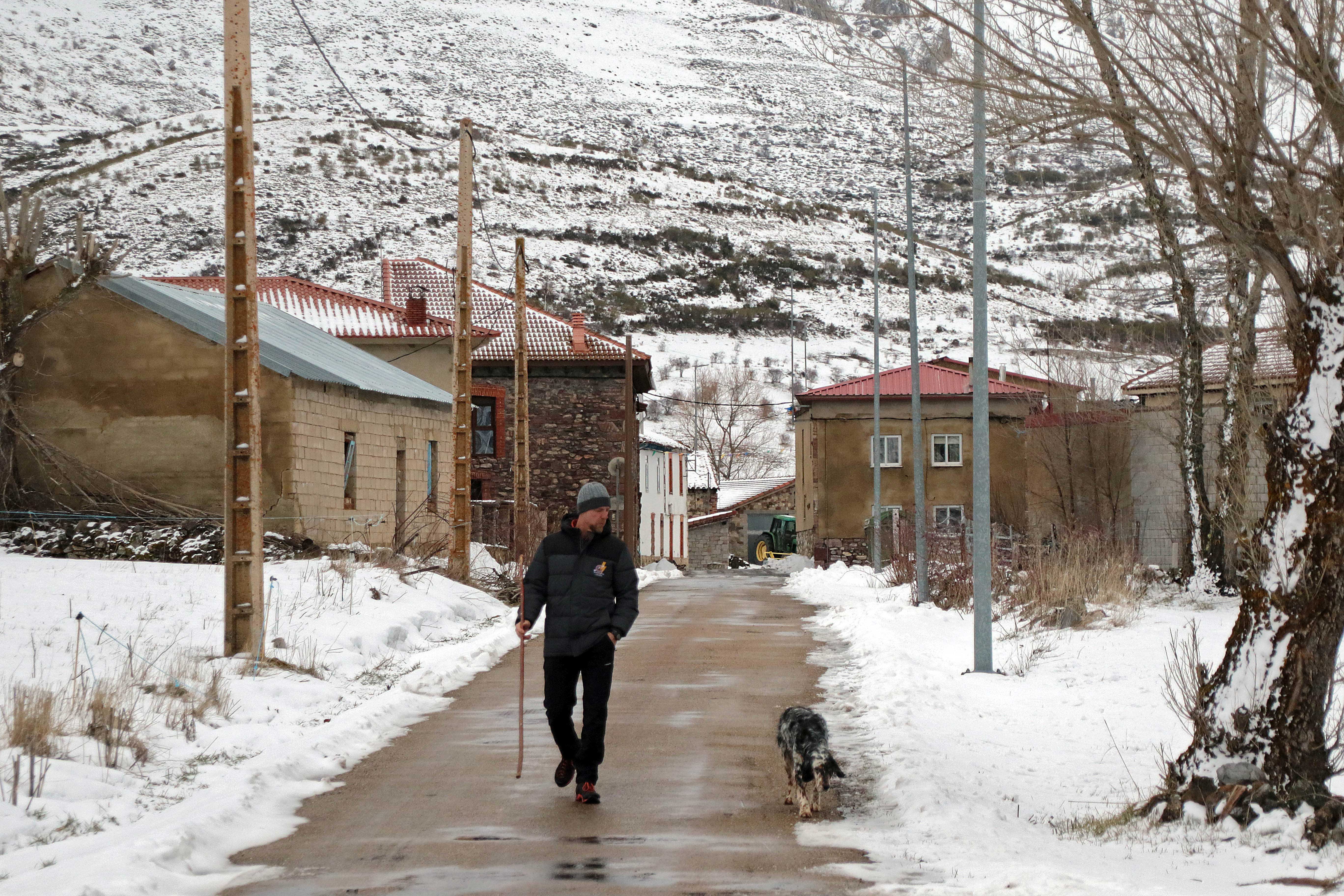 La nieve cubre la comarca de Arbás (León). | PEIO GARCÍA (Ical) 