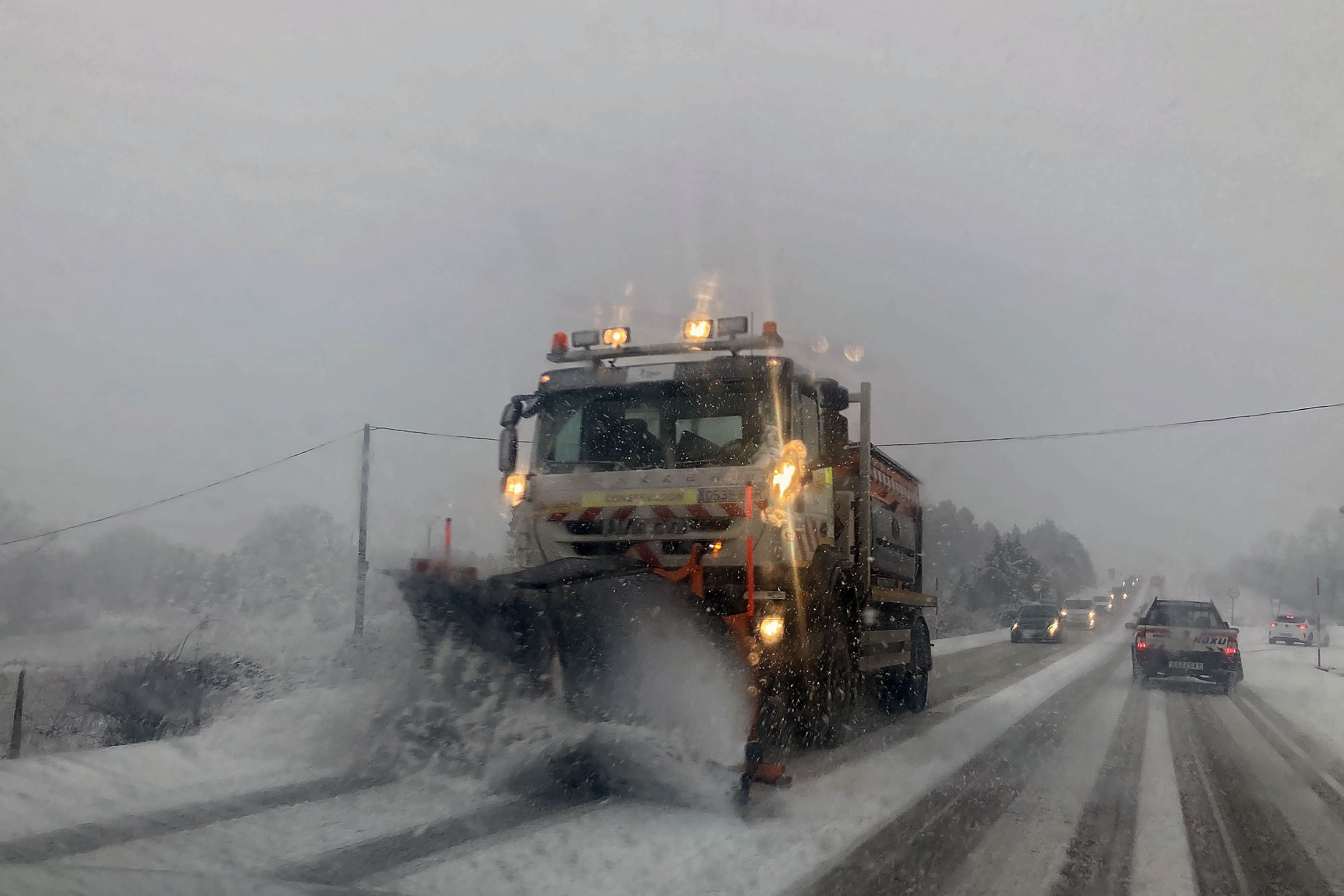 La nieve dificulta el tráfico en la N 630 a la salida de León. | PEIO GARCÍA (Ical)