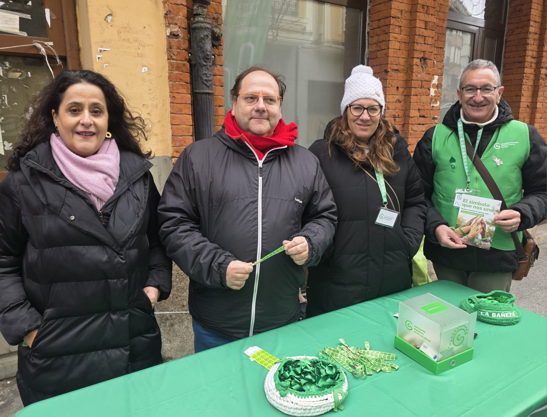 Mesa informativa de la Asociación Española contra el Cáncer instalada en La Bañeza. | L.N.C.