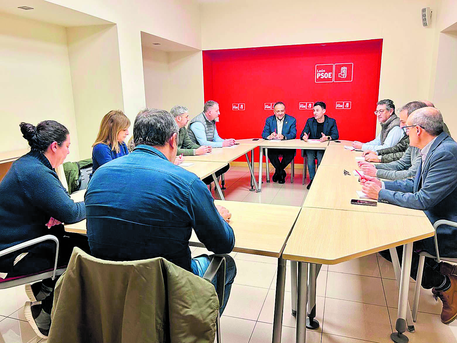 Un instante de la reunión interparlamentaria celebrada en la sede del PSOE de León. | L.N.C.
