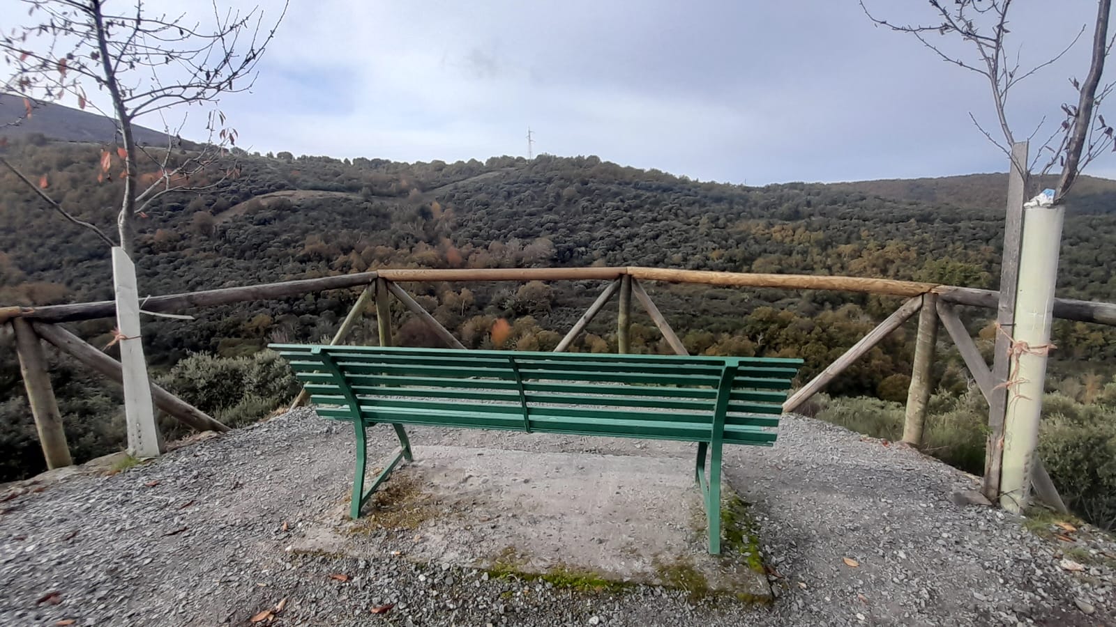Hay un banco desde el que contemplar un castro y la riqueza paisajística de la zona. MAR IGLESIAS