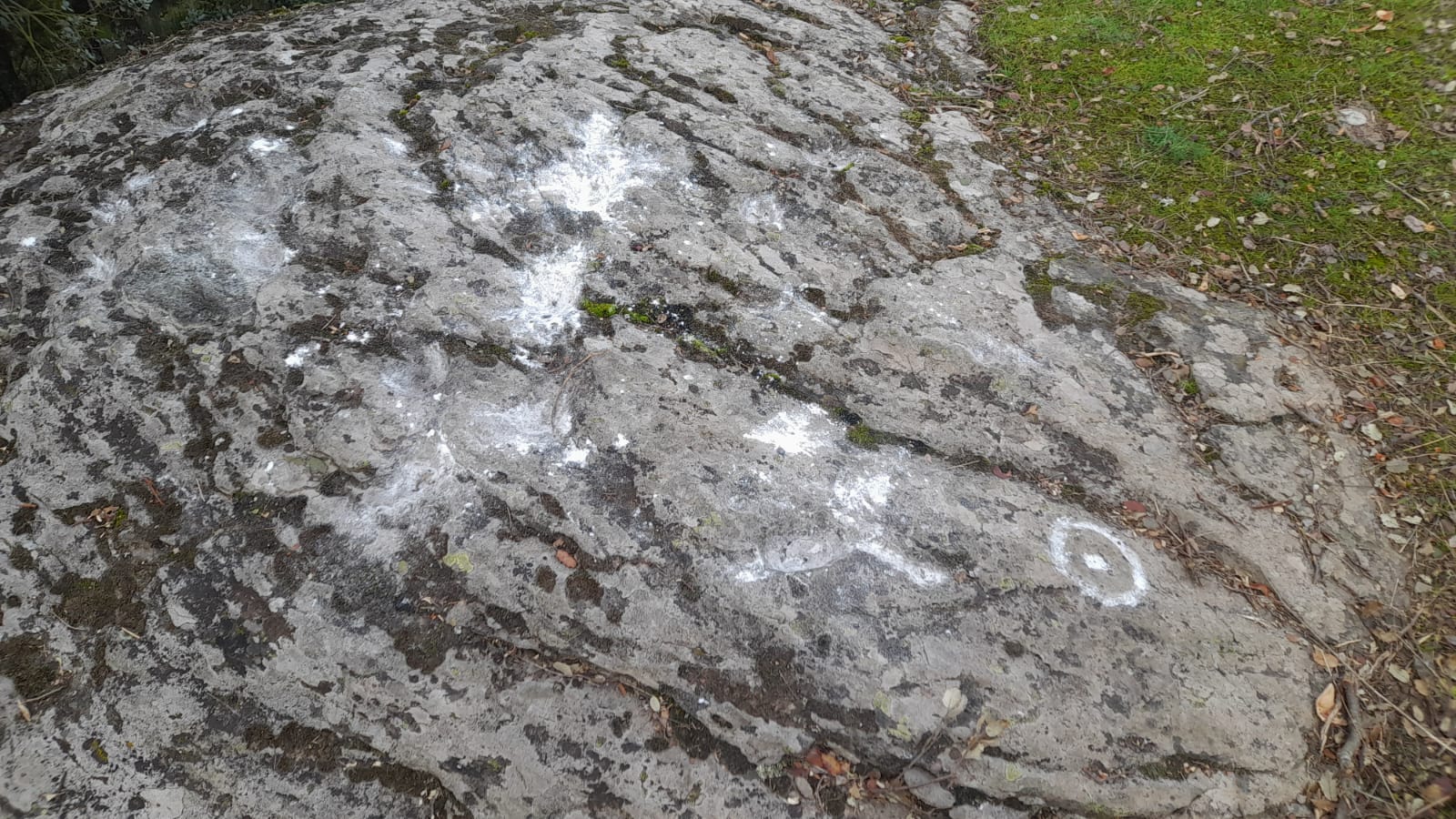 El primero de los petroglifos que aparecen al paso, en la Peña El Trigo.MAR IGLESIAS