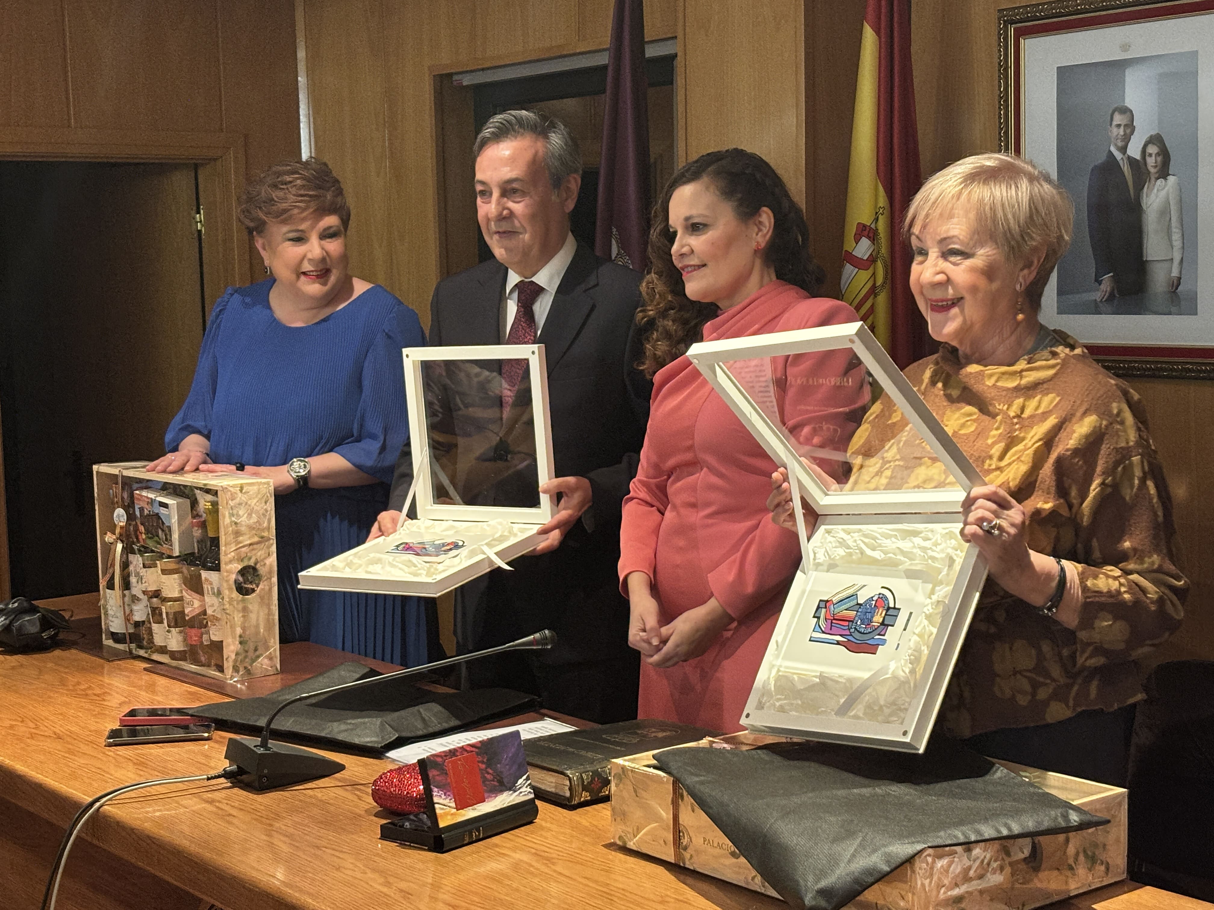 Entrega de obsequios a José Ribagorda y a la Casa de León en Cantabria. | JAVIER FERNÁNDEZ