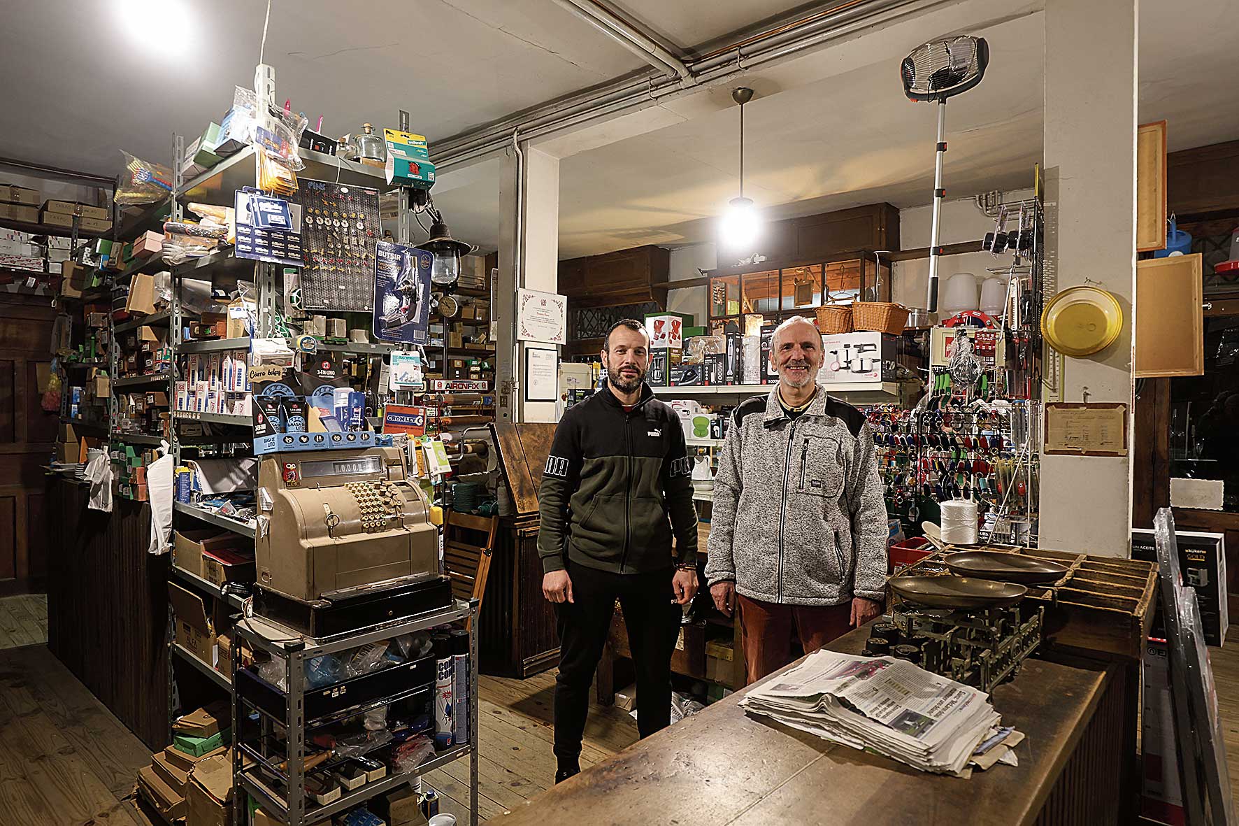 Las últimas generaciones de ferreteros Pacios en Mansilla, Luis, la quinta, el futbolista y presidente del Mansillés, y su padre, Cecilio, la cuarta. | FERNADO OTERO