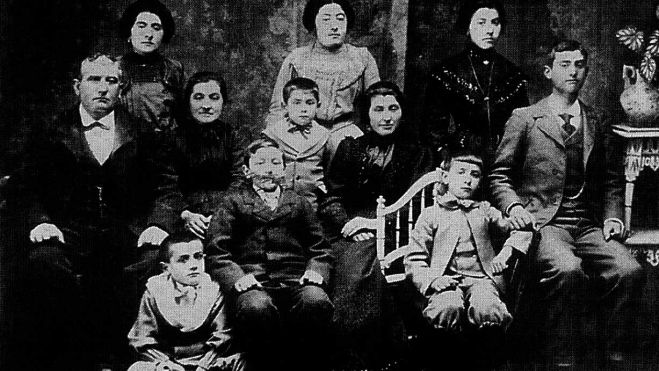 Juan Pacios, que abrió la ferretería en su actual ubicación, con toda su familia. | L.N.C.